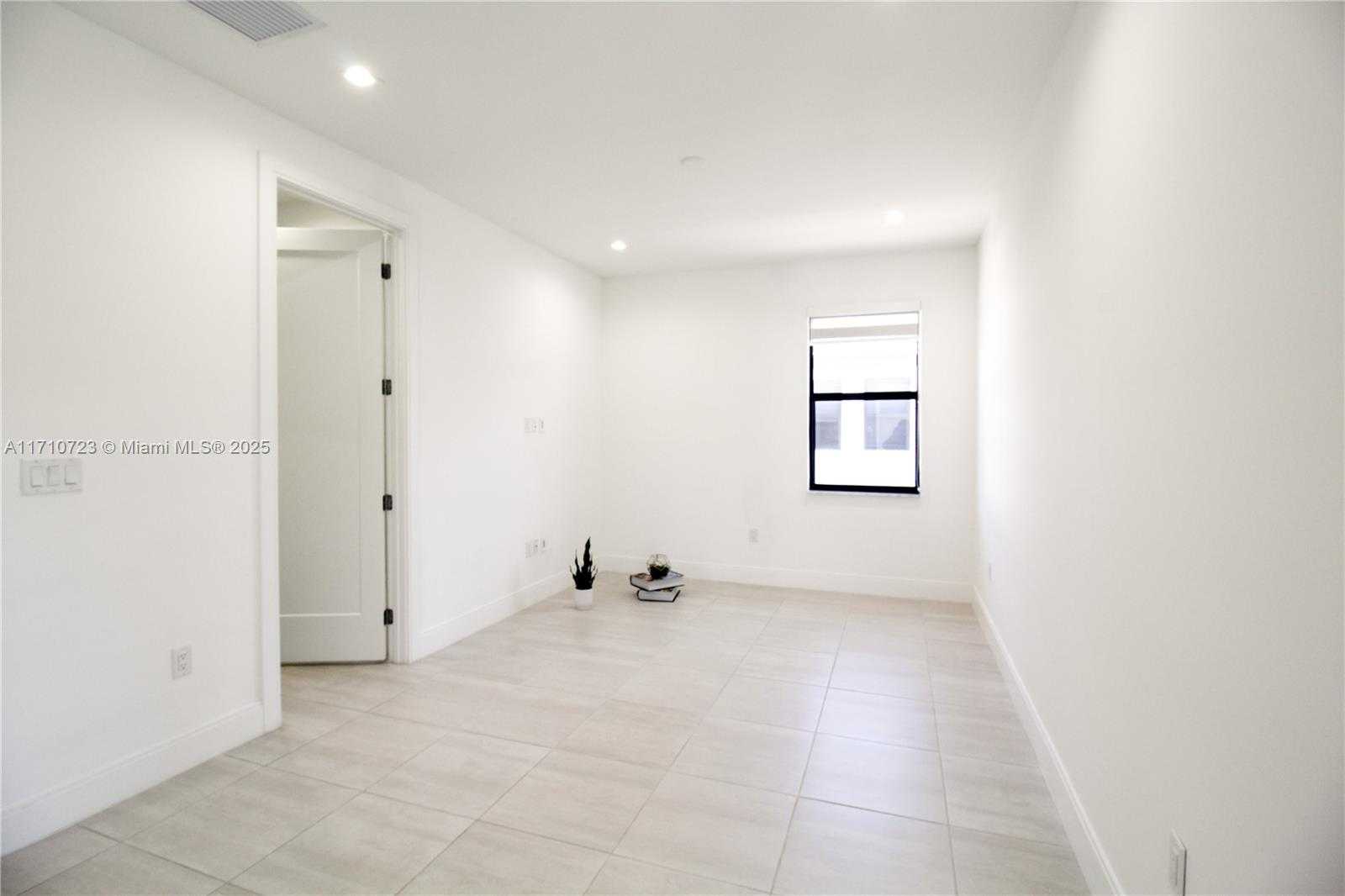 Small Image of 4311 NORTH WEST 82ND AVE, Doral Number 12