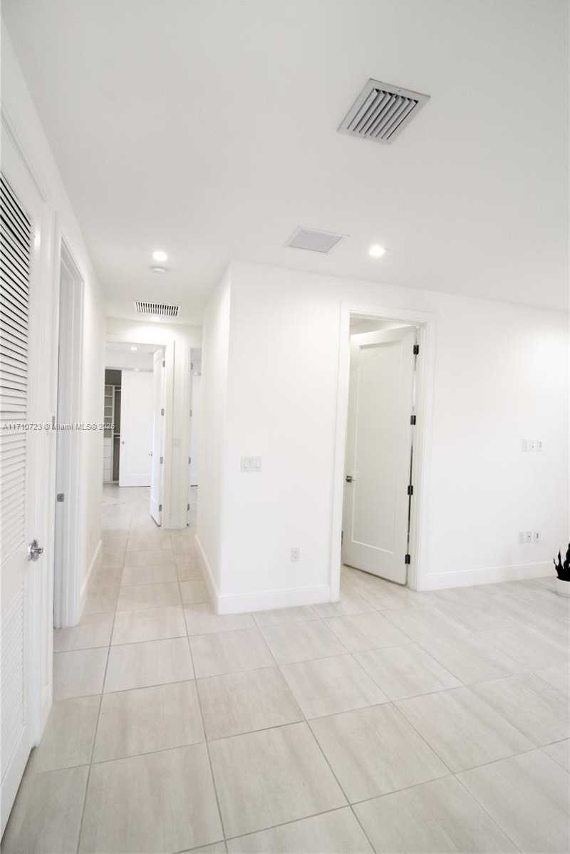 Small Image of 4311 NORTH WEST 82ND AVE, Doral Number 16