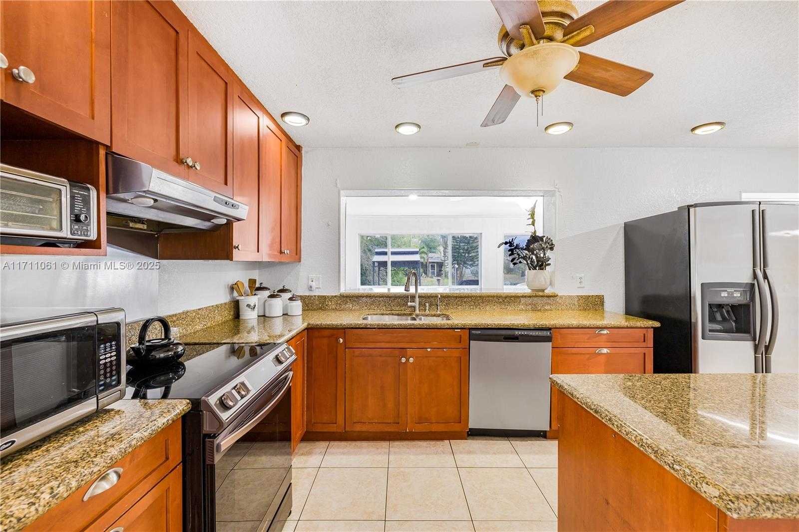 Small Image of 270 LAKE DR, Coconut Creek Number 12
