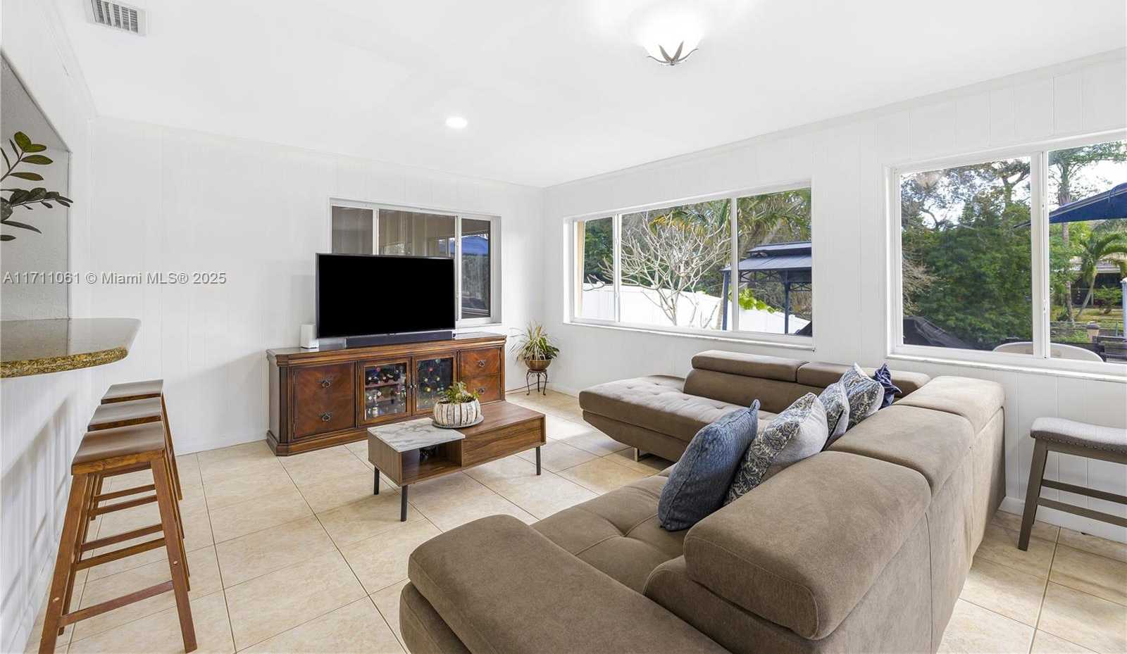 Small Image of 270 LAKE DR, Coconut Creek Number 18