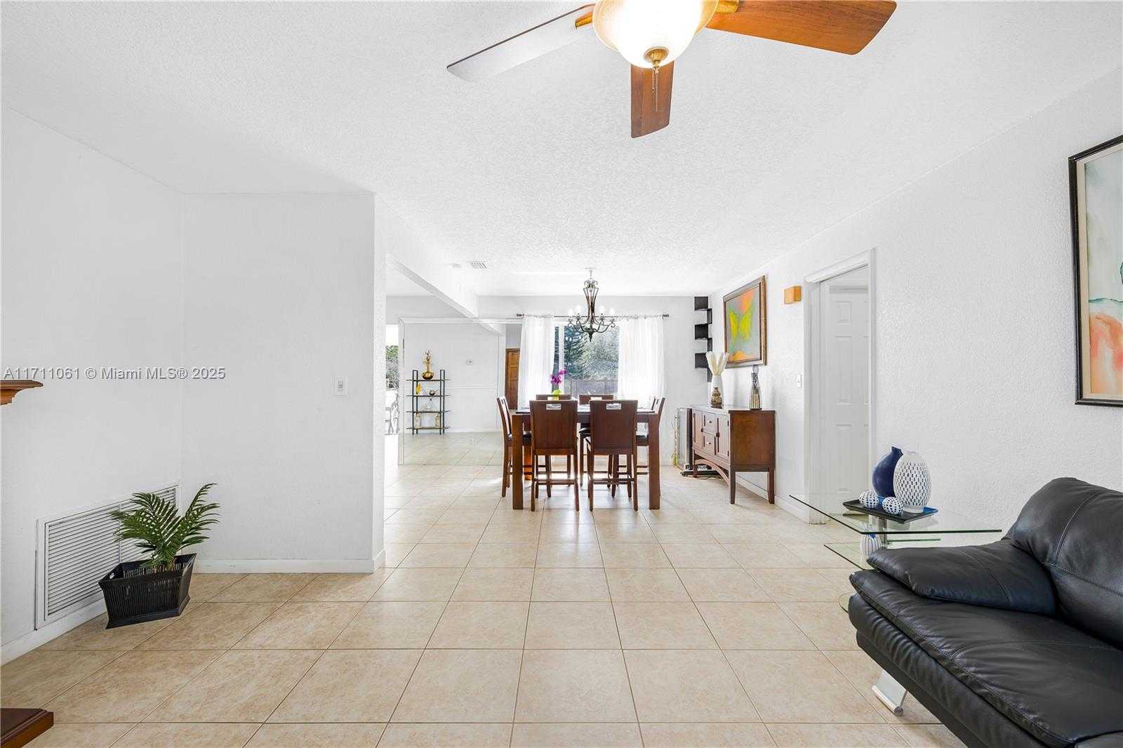 Small Image of 270 LAKE DR, Coconut Creek Number 4