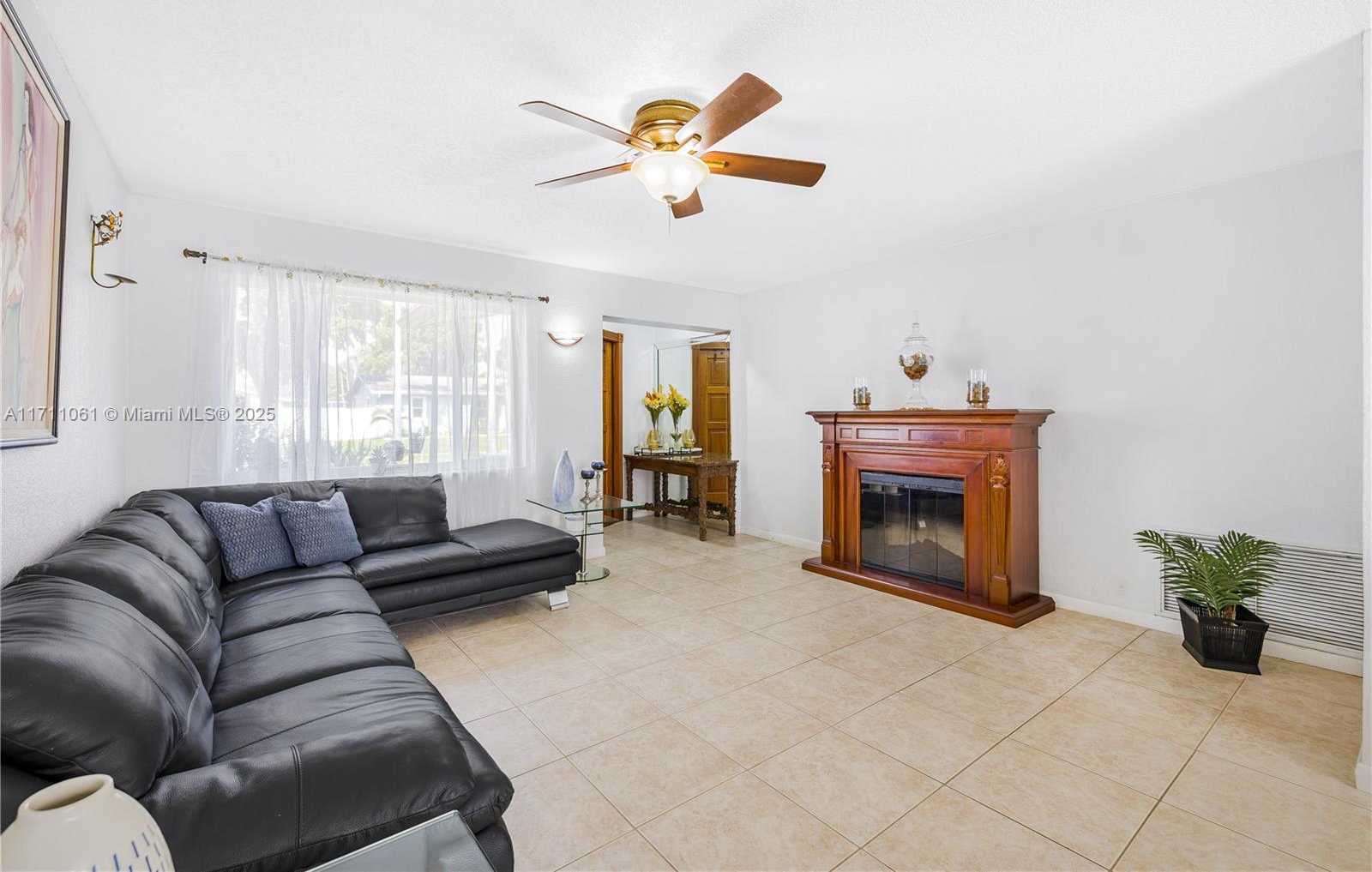 Small Image of 270 LAKE DR, Coconut Creek Number 7
