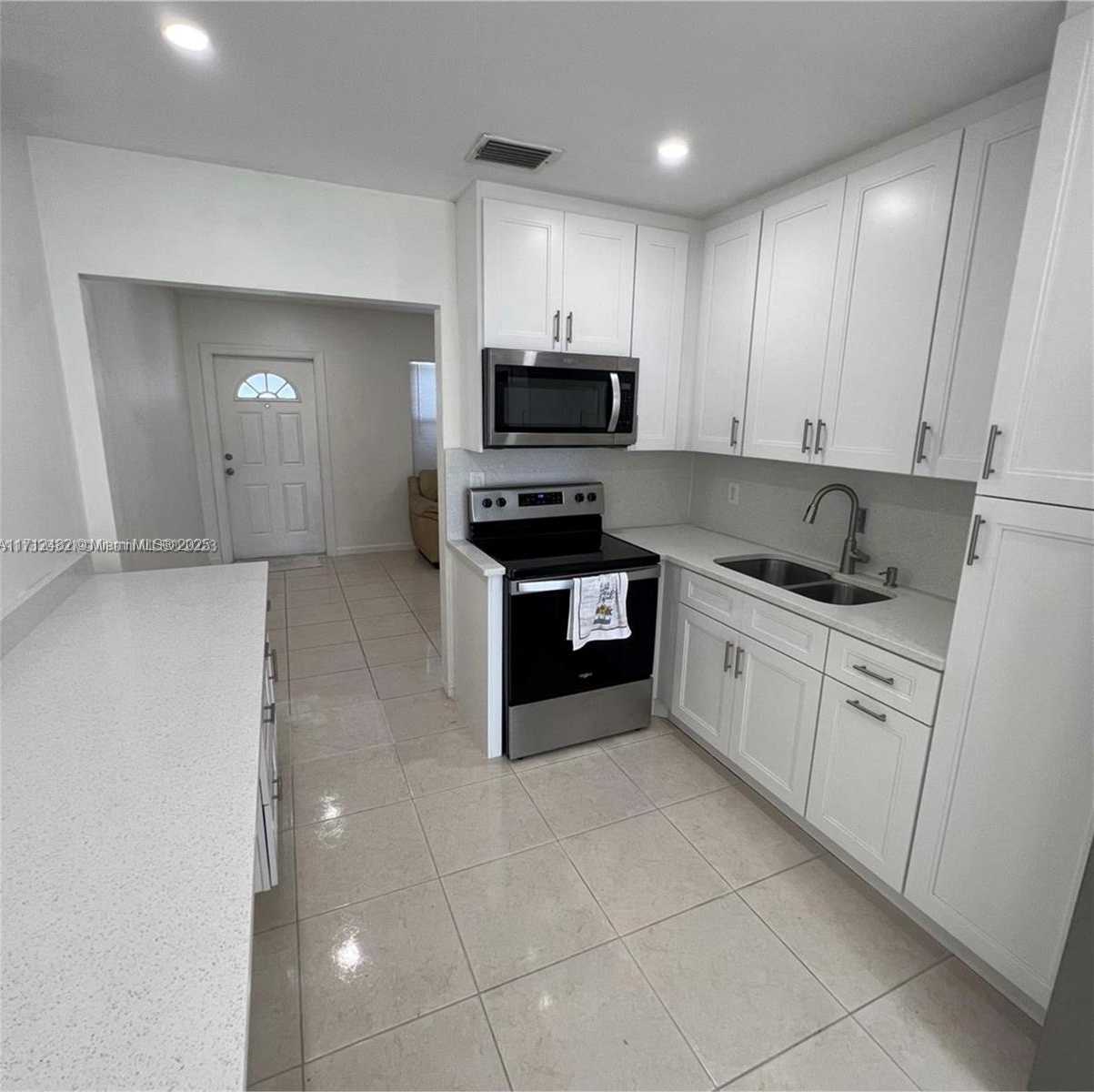 Small Image of 822 AVENIDA HERMOSA, West Palm Beach Number 2