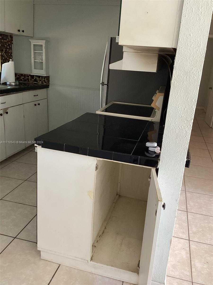 Small Image of 5741 Simms St, Hollywood, FL 33021, USA Number 12