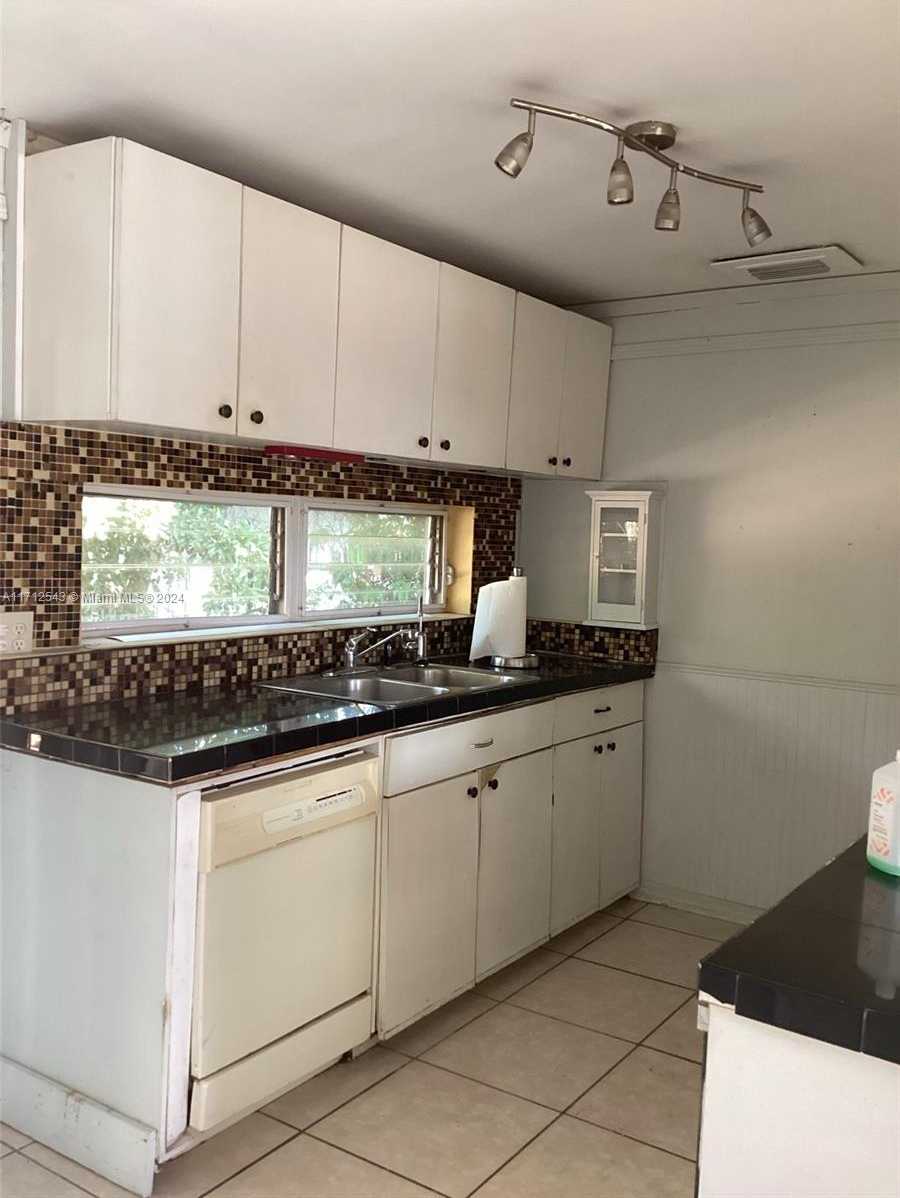 Small Image of 5741 Simms St, Hollywood, FL 33021, USA Number 13