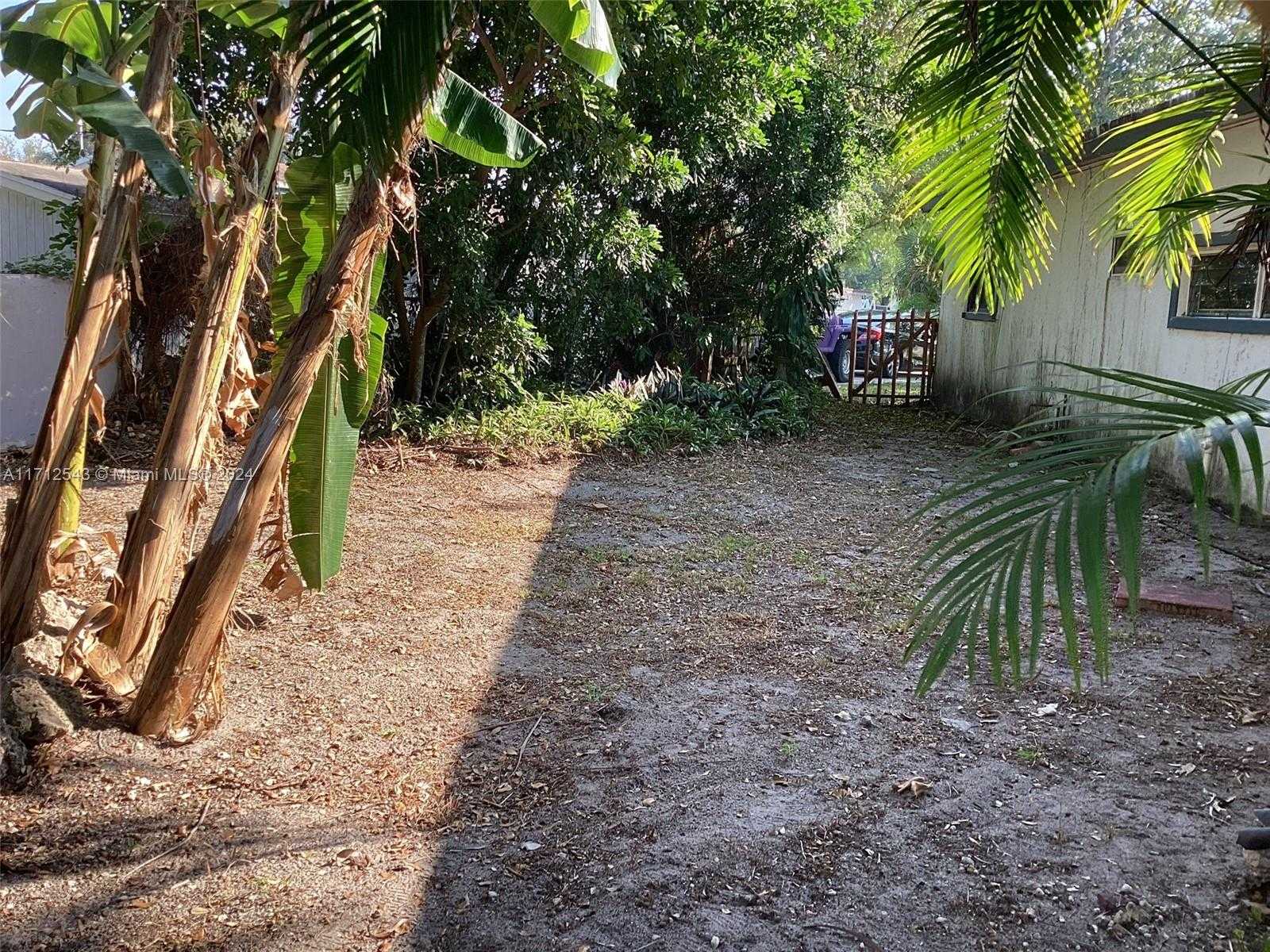 Small Image of 5741 Simms St, Hollywood, FL 33021, USA Number 4