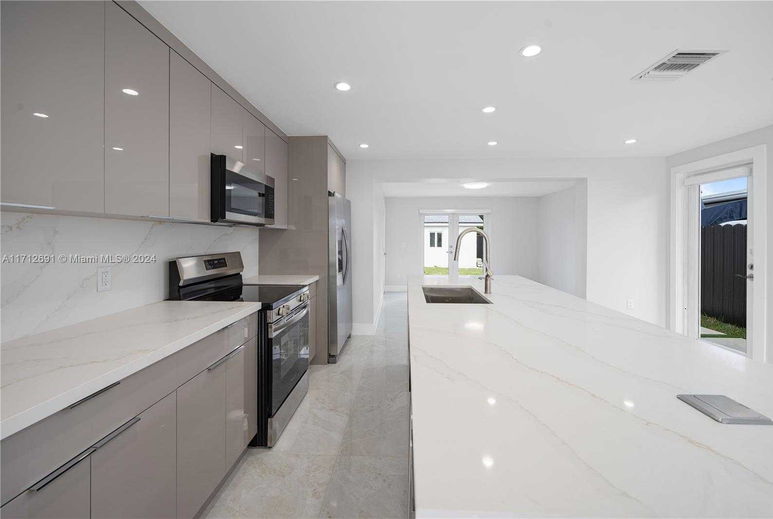 Small Image of 725 EAST 53RD ST, Hialeah Number 2