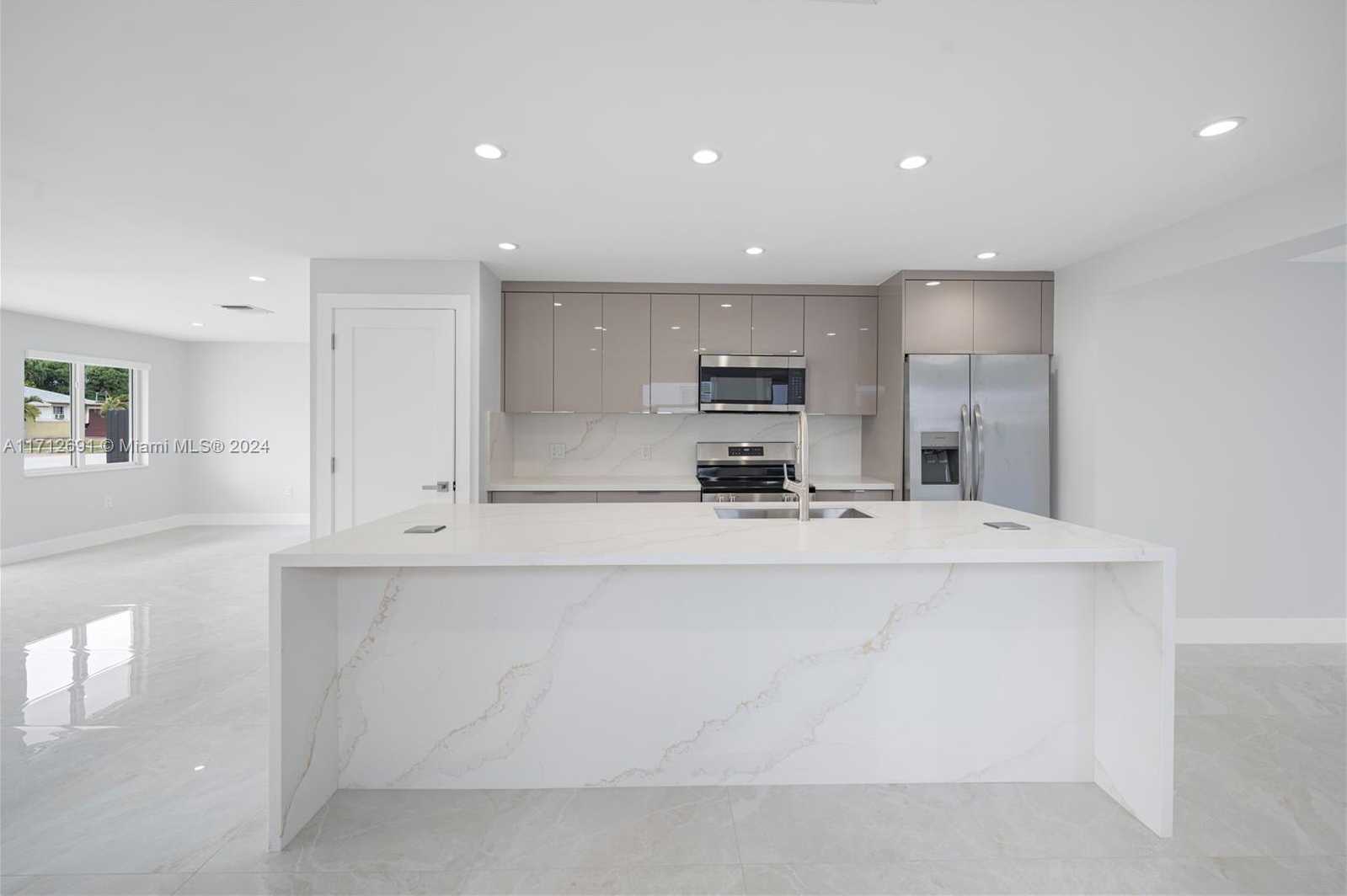 Small Image of 725 EAST 53RD ST, Hialeah Number 9