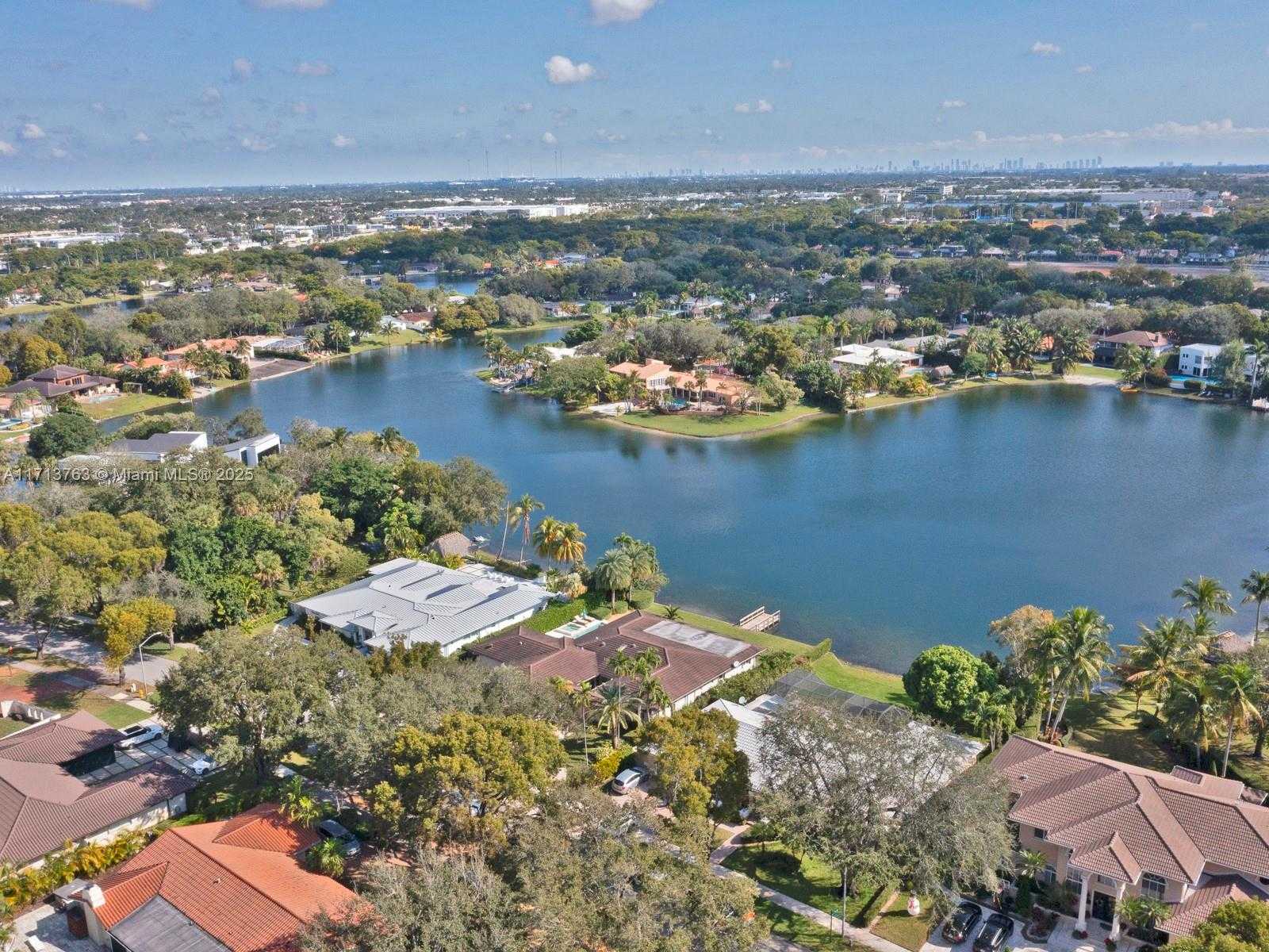 Small Image of 16111 WEST TROON CIR, Miami Lakes Number 10