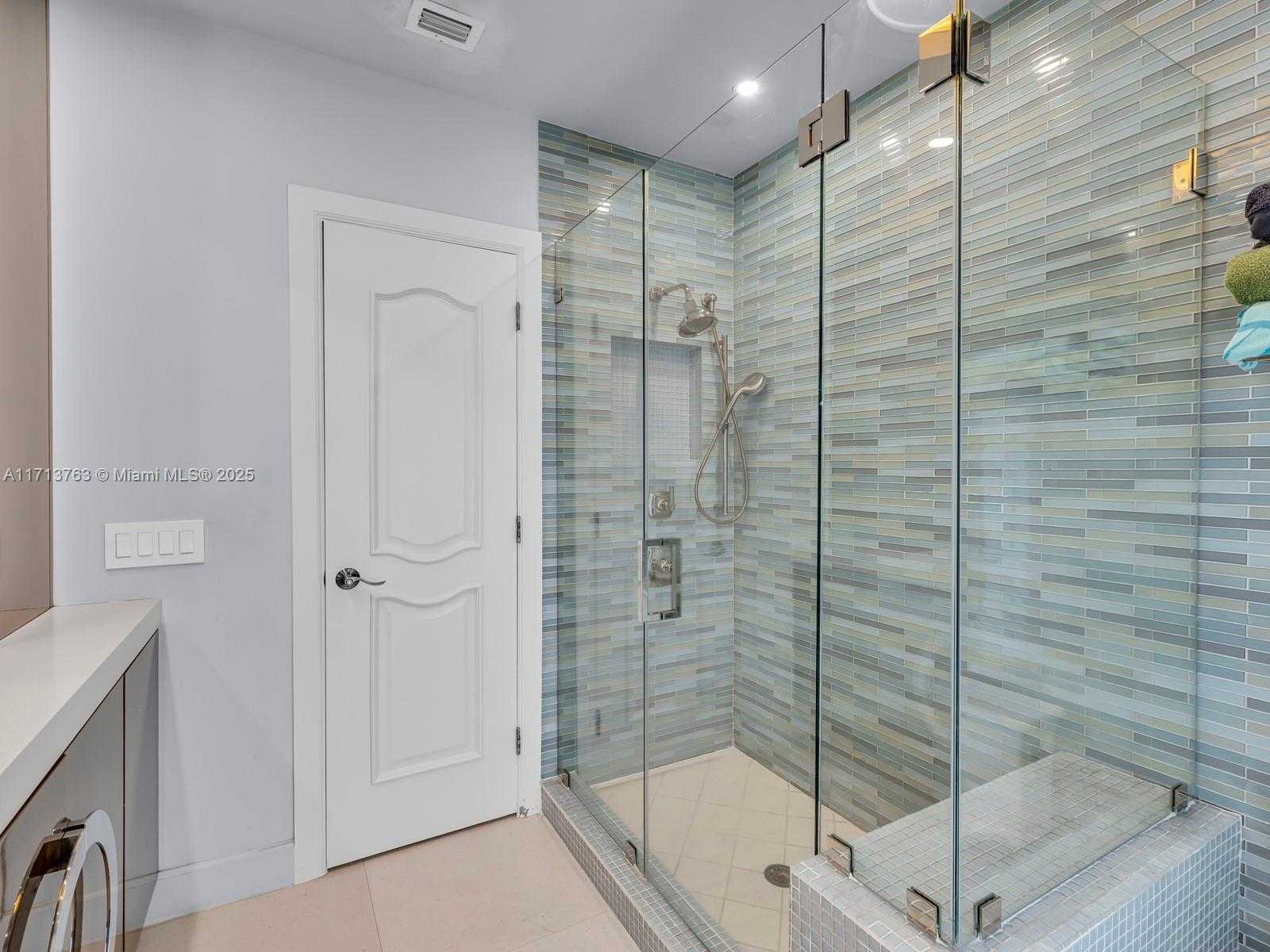 Small Image of 16111 WEST TROON CIR, Miami Lakes Number 17