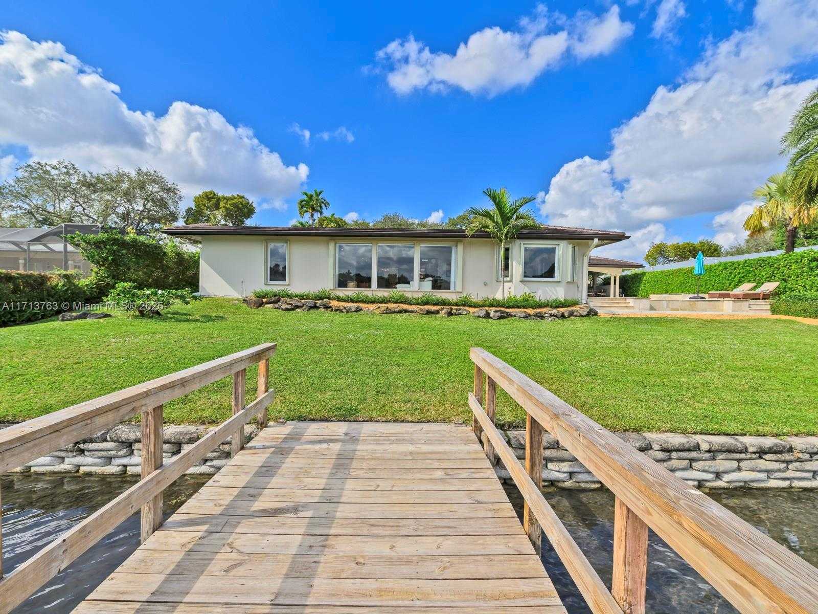 Small Image of 16111 WEST TROON CIR, Miami Lakes Number 43
