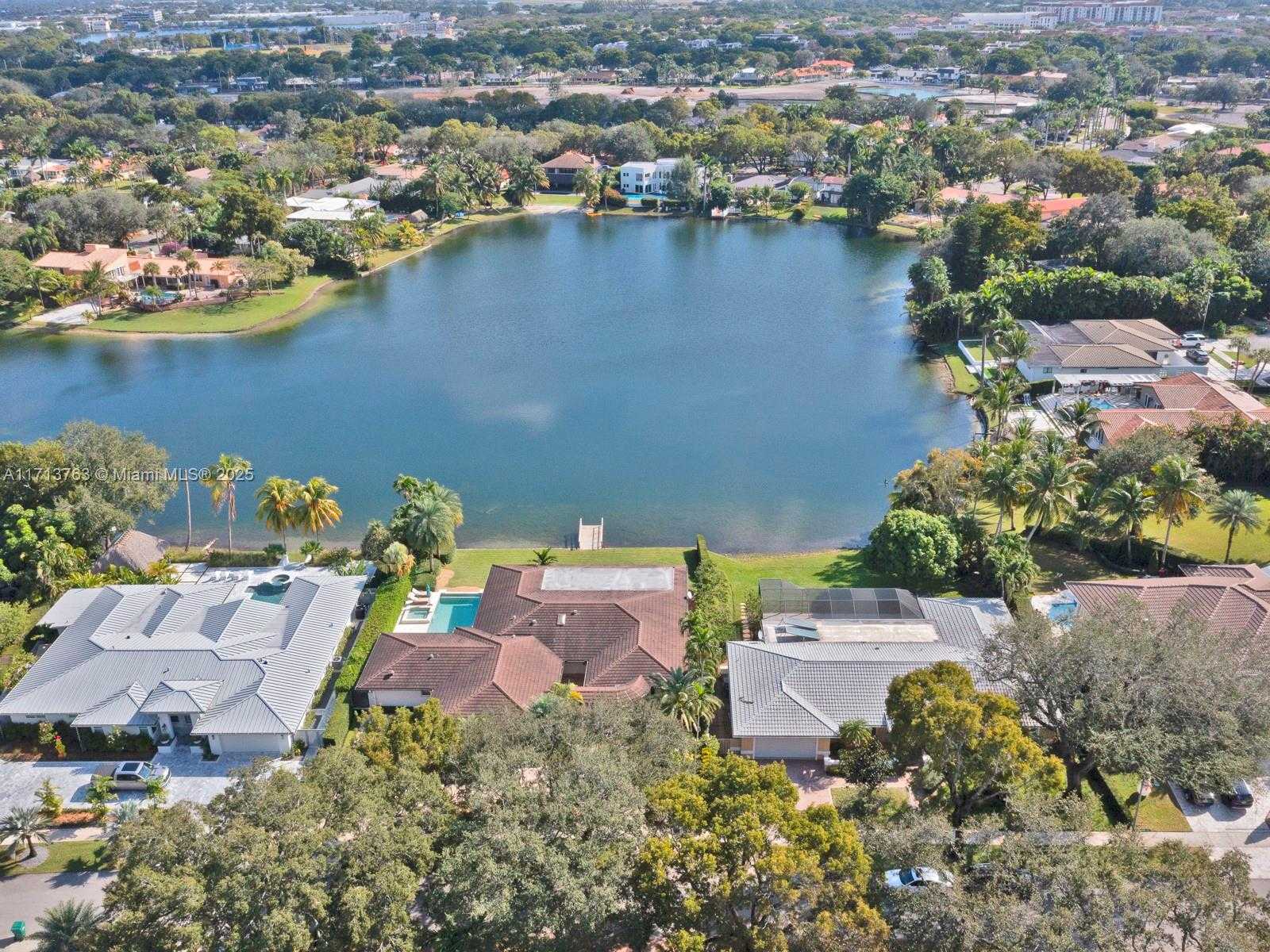 Small Image of 16111 WEST TROON CIR, Miami Lakes Number 45