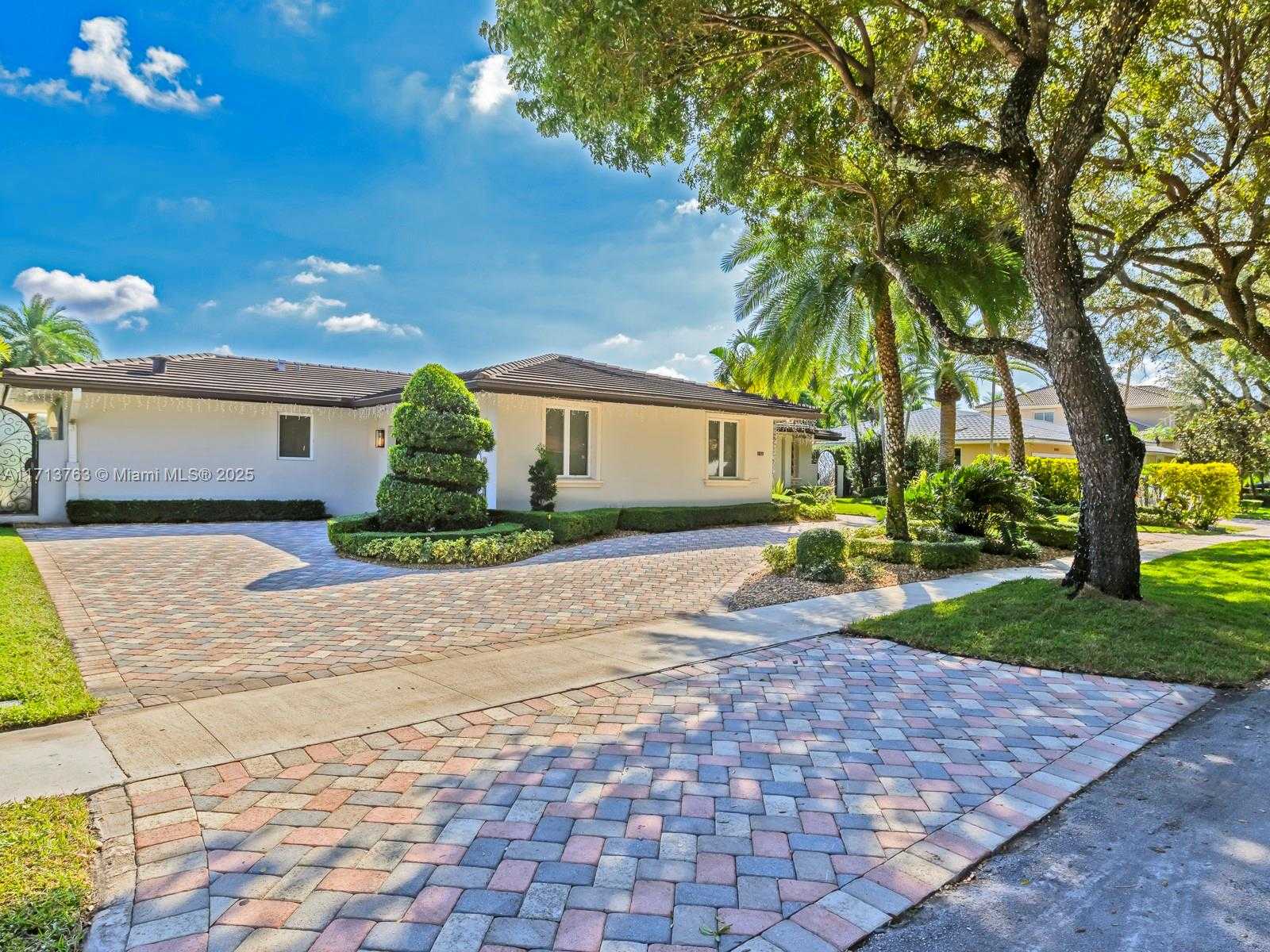 Small Image of 16111 WEST TROON CIR, Miami Lakes Number 51
