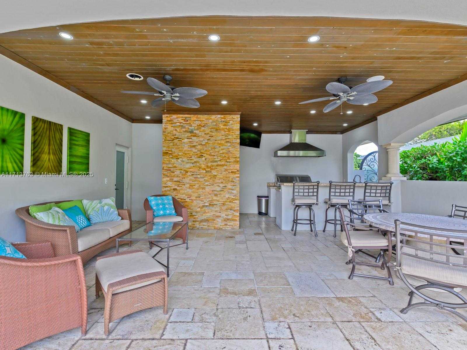 Small Image of 16111 WEST TROON CIR, Miami Lakes Number 9