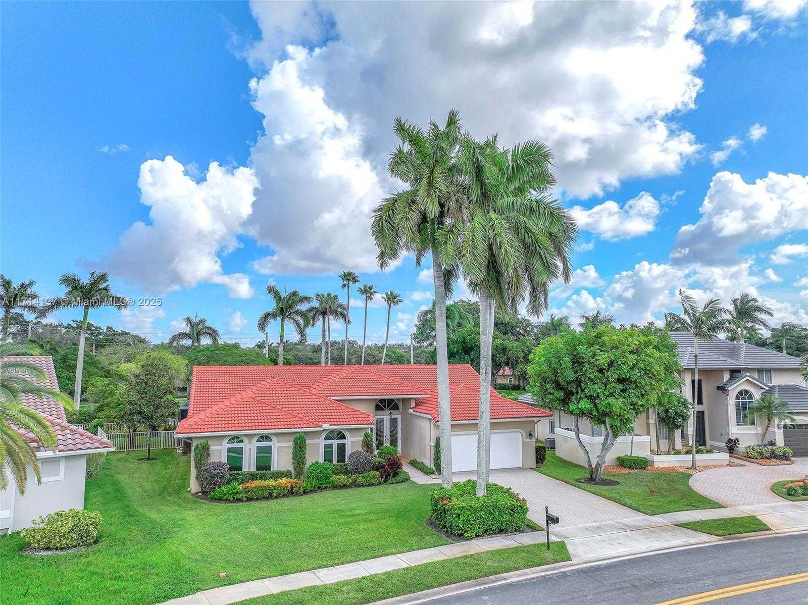 Small Image of 821 EAST CYPRESS POINTE DR E, Pembroke Pines Number 3