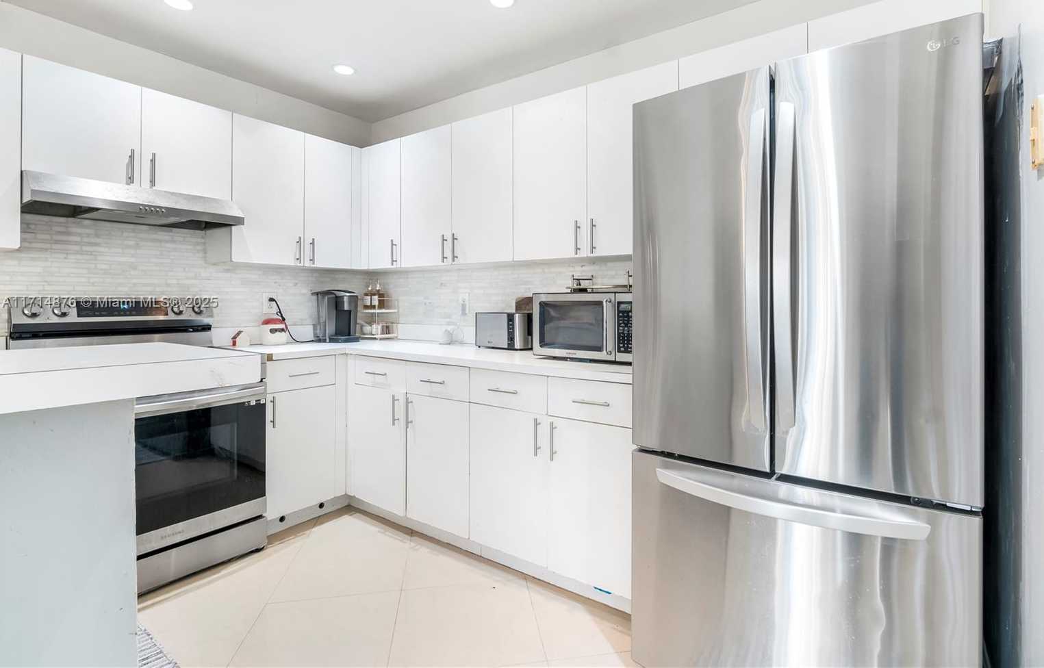 Small Image of 7400 VISCAYA CIR, Margate Number 13