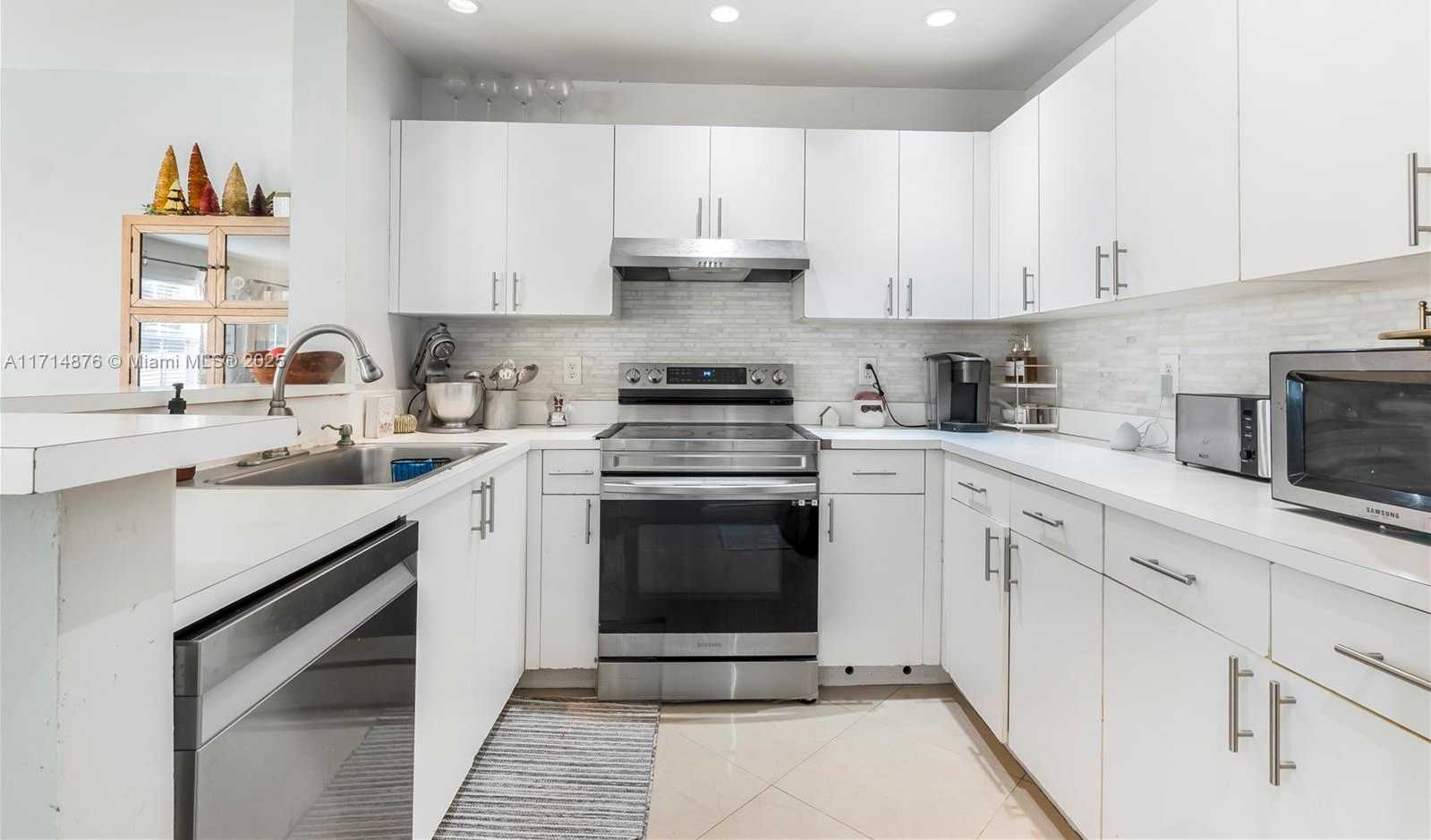 Small Image of 7400 VISCAYA CIR, Margate Number 14