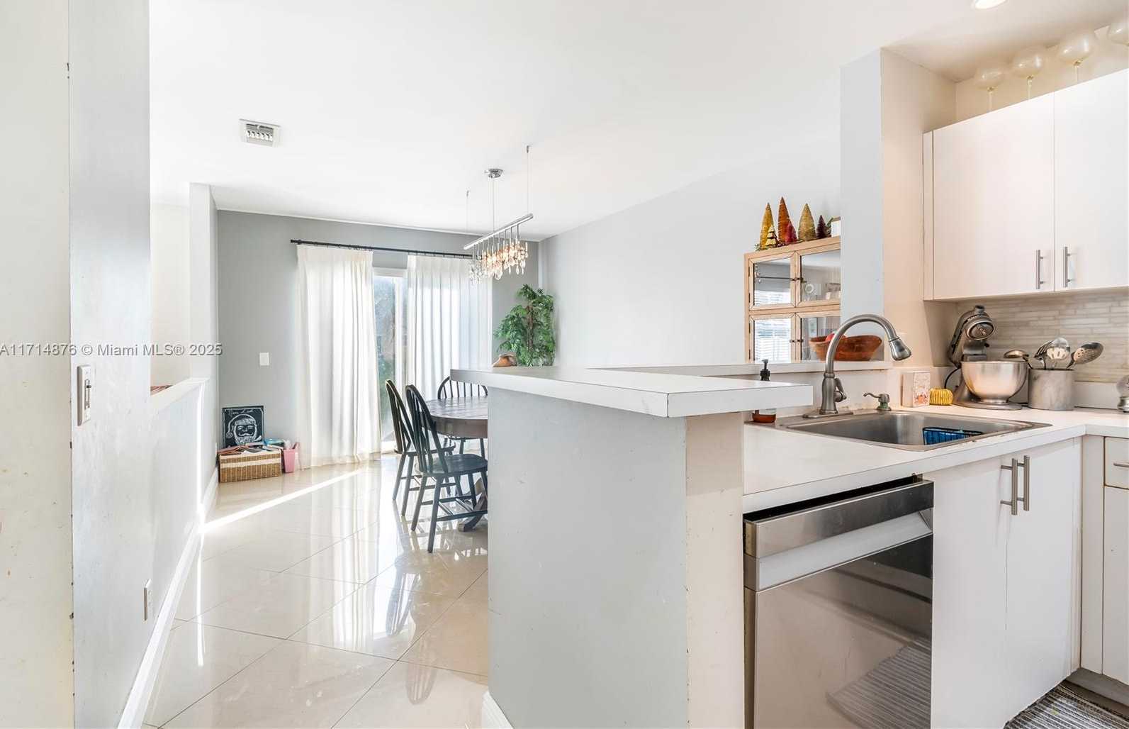 Small Image of 7400 VISCAYA CIR, Margate Number 15