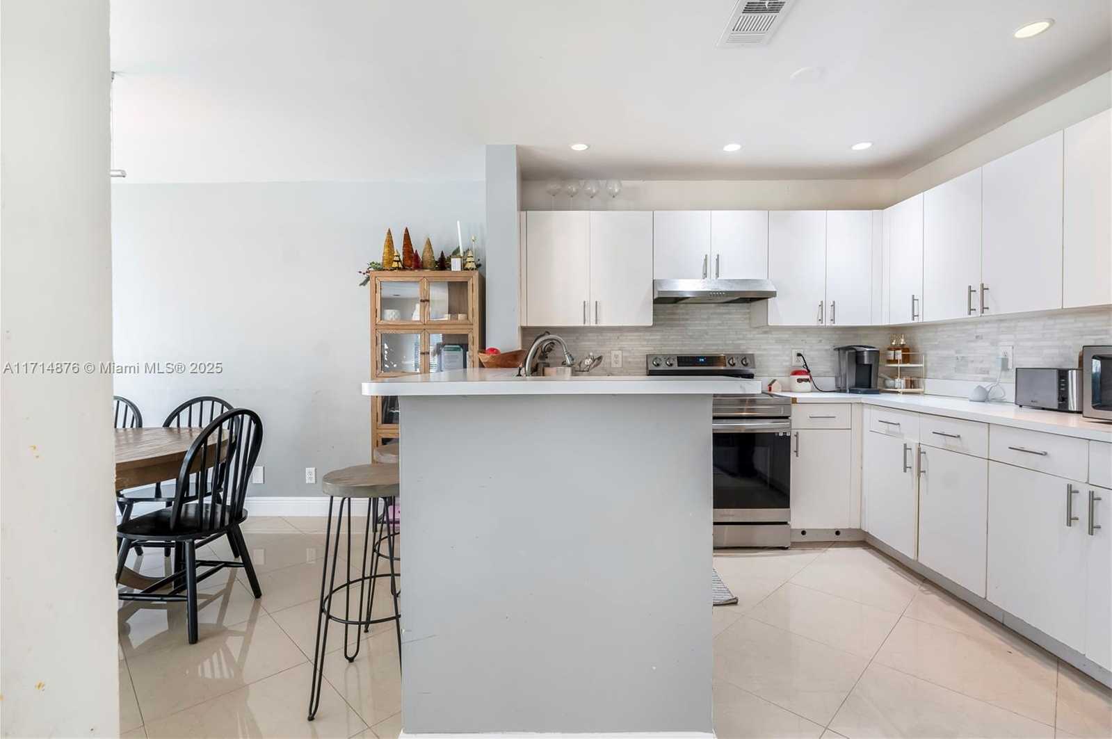 Small Image of 7400 VISCAYA CIR, Margate Number 16