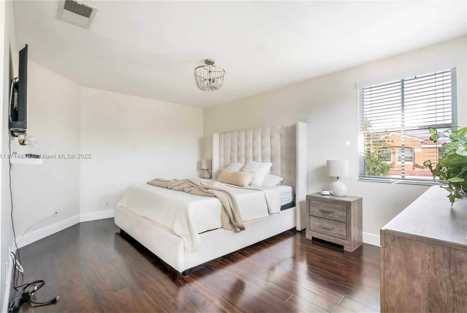 Small Image of 7400 VISCAYA CIR, Margate Number 19
