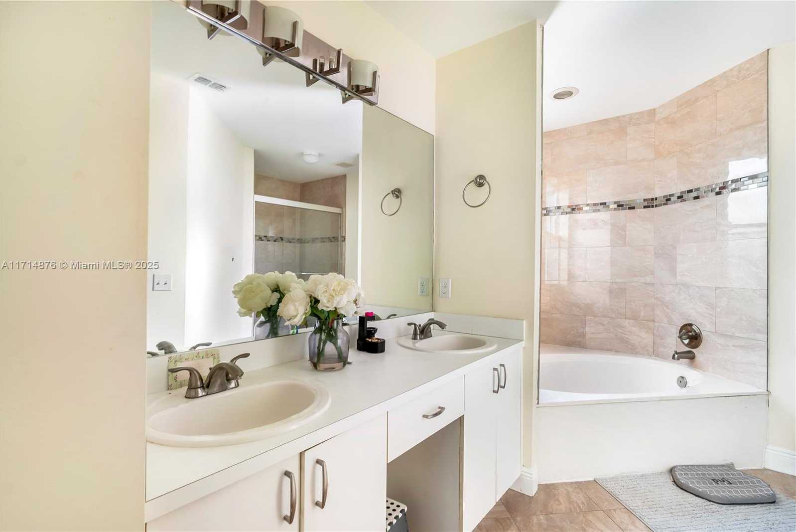 Small Image of 7400 VISCAYA CIR, Margate Number 22