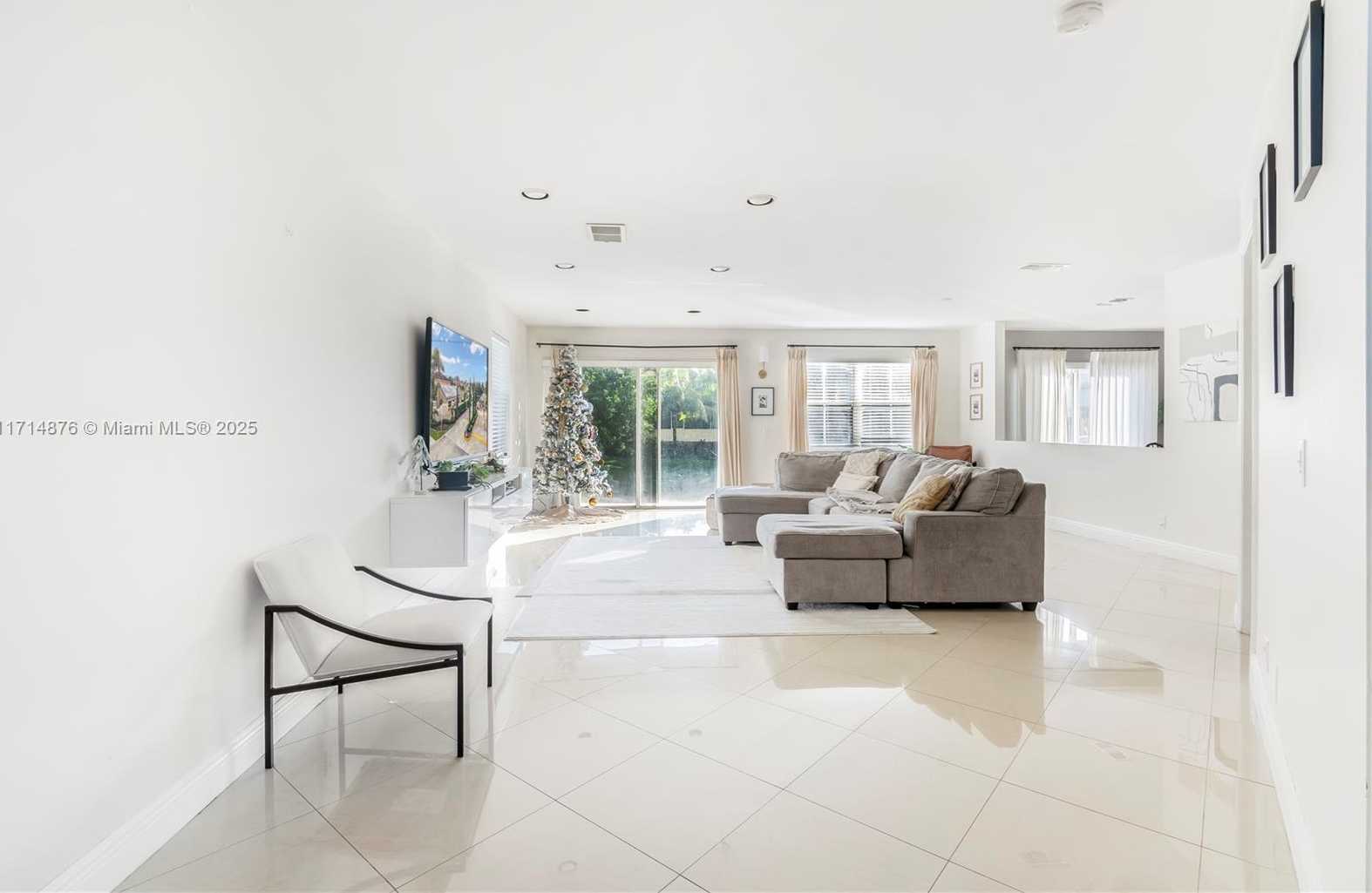 Small Image of 7400 VISCAYA CIR, Margate Number 5