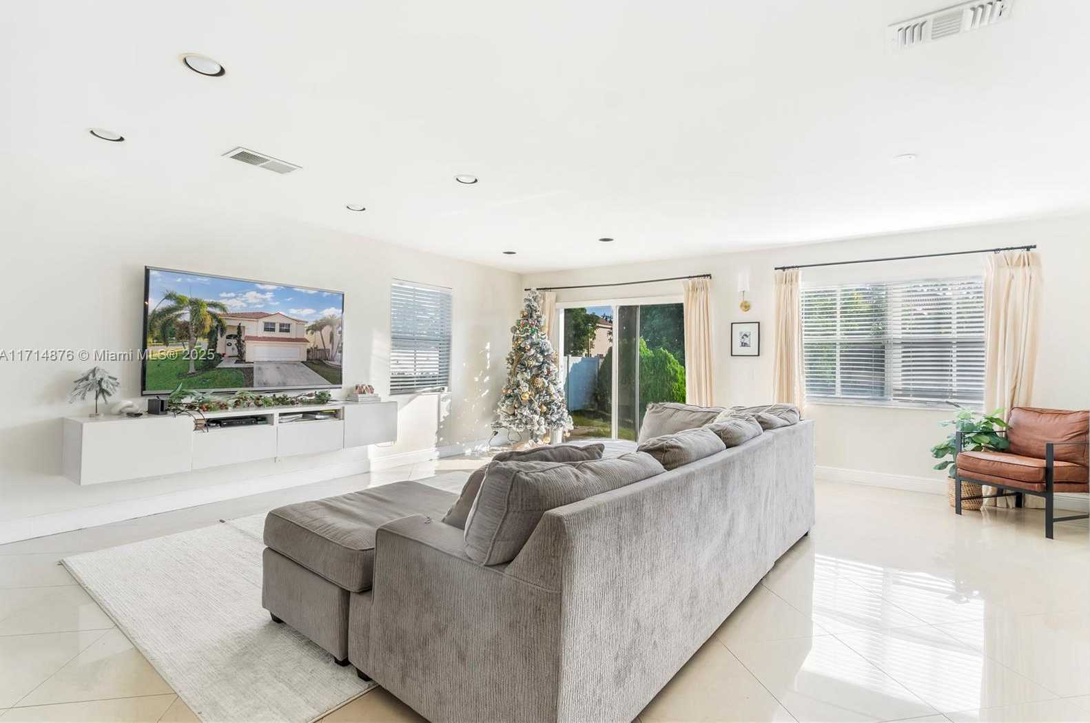Small Image of 7400 VISCAYA CIR, Margate Number 6