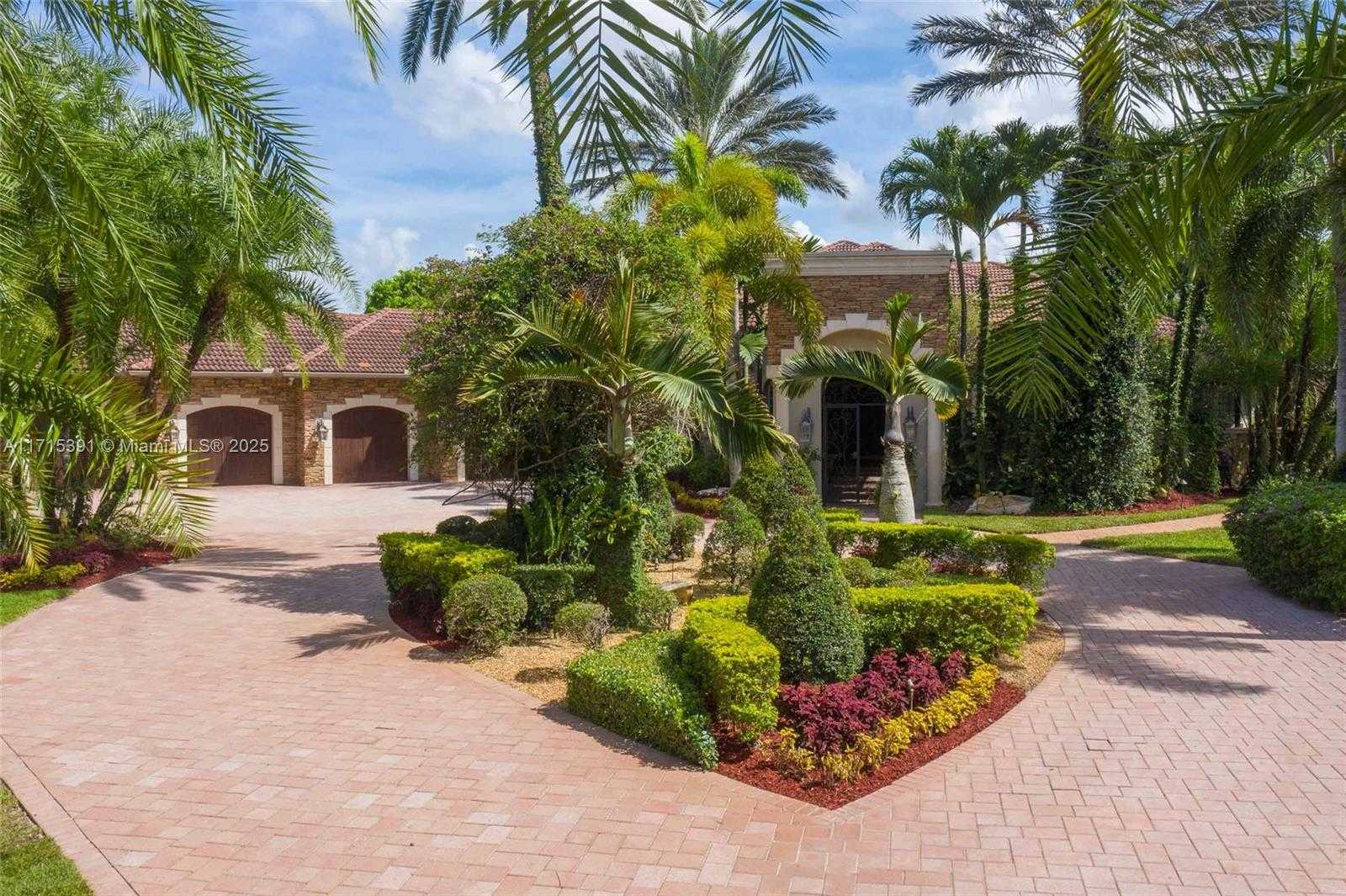 Small Image of 16740 Berkshire Ct, Southwest Ranches, FL 33331, USA Number 2