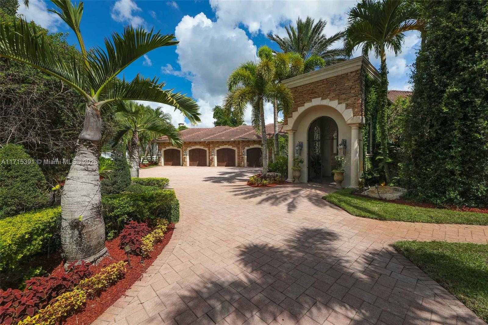Small Image of 16740 Berkshire Ct, Southwest Ranches, FL 33331, USA Number 4