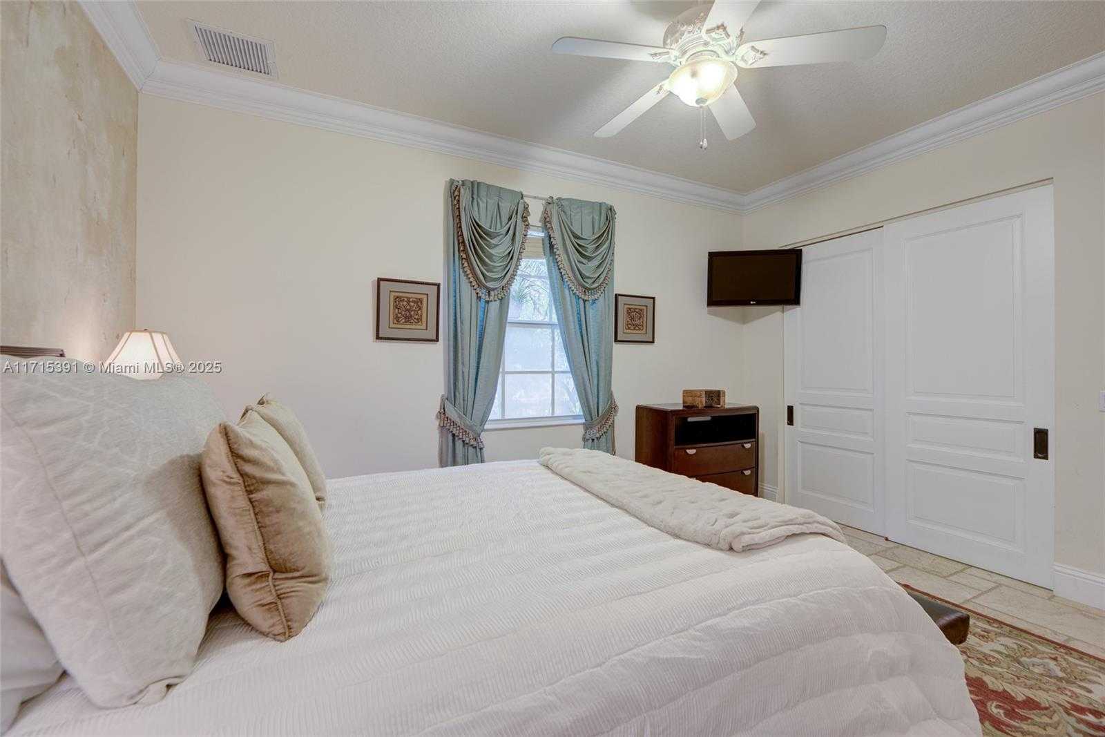 Small Image of 16740 Berkshire Ct, Southwest Ranches, FL 33331, USA Number 62