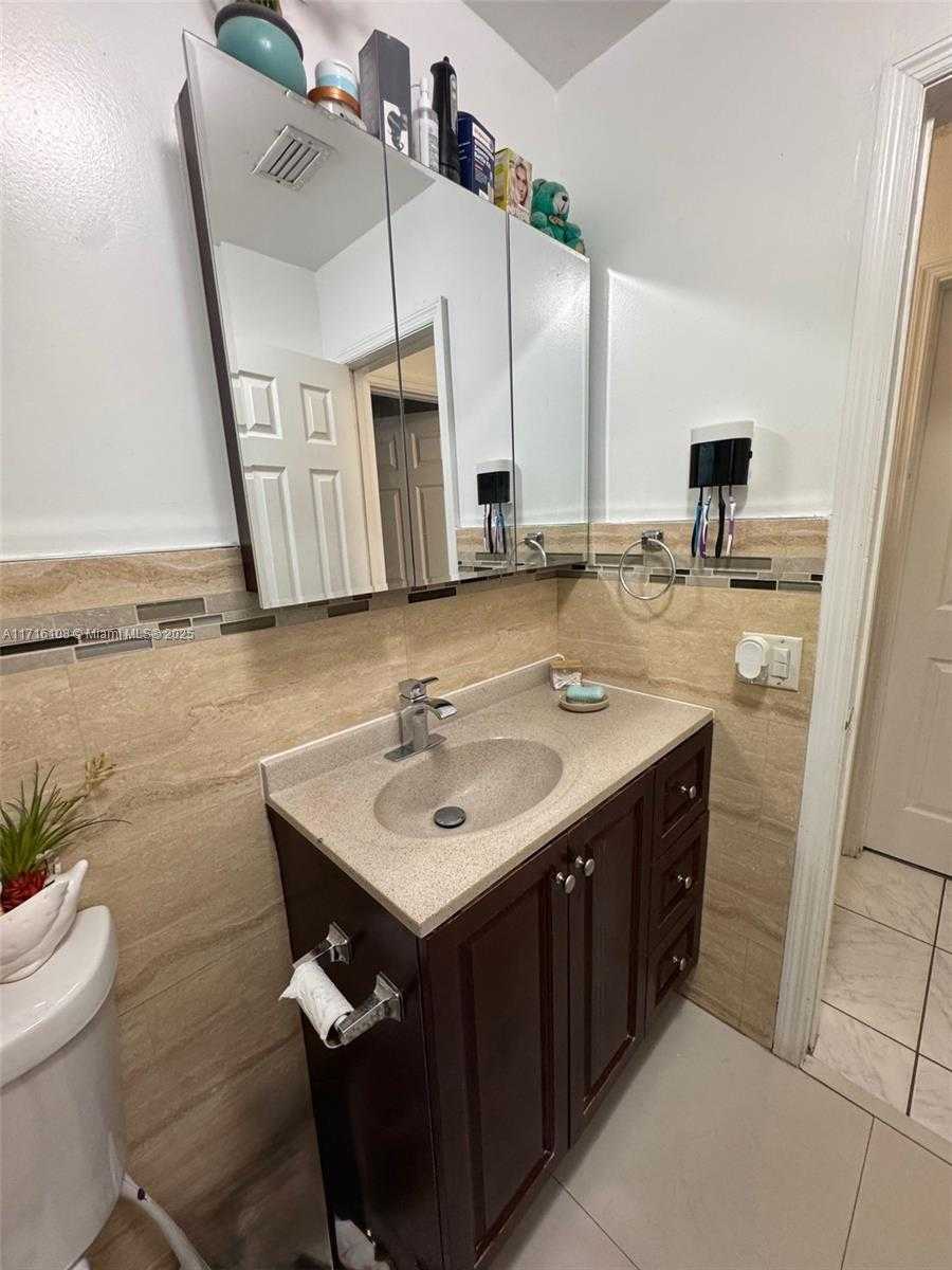 Small Image of 800 NORTH 65TH AVE, Hollywood Number 4