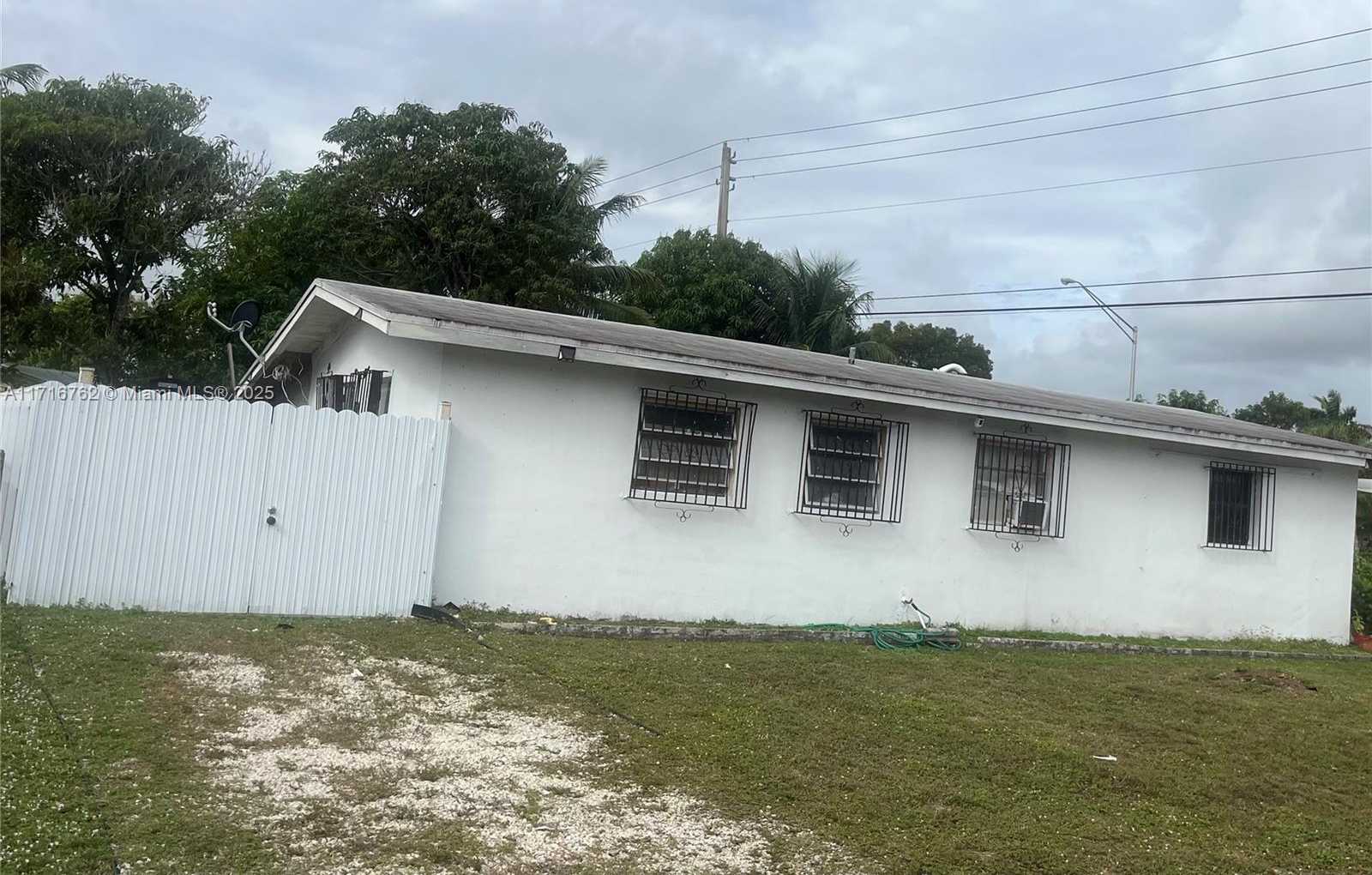Small Image of 2900 Davie Blvd, Fort Lauderdale, FL 33312, USA Number 2