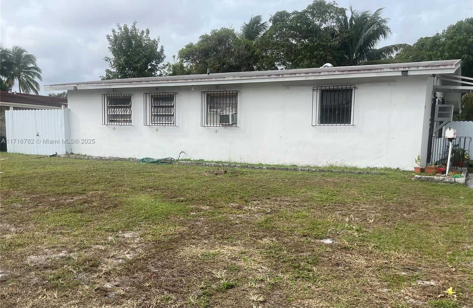 Small Image of 2900 Davie Blvd, Fort Lauderdale, FL 33312, USA Number 3