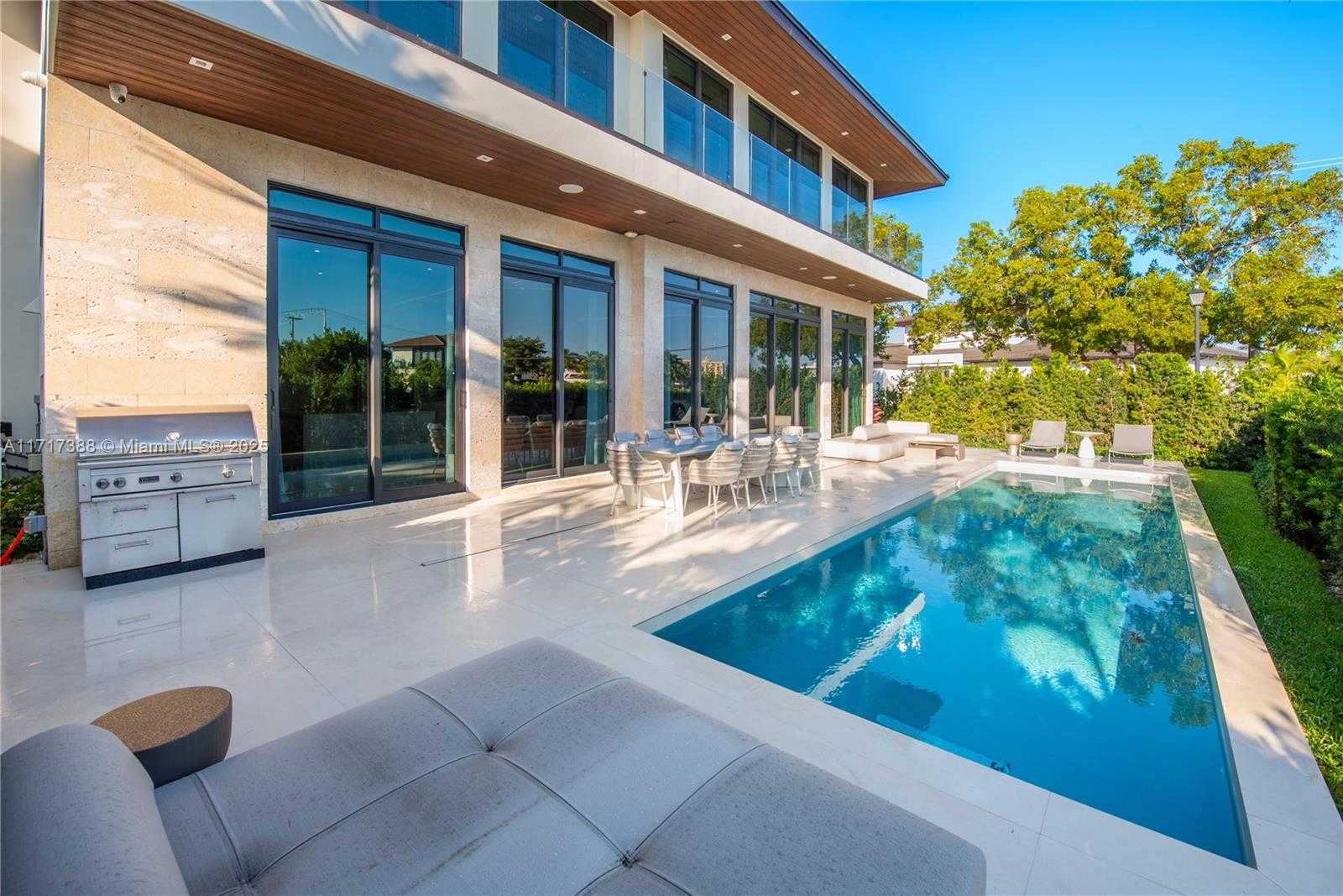 Small Image of 12575 PALM RD, North Miami Number 12