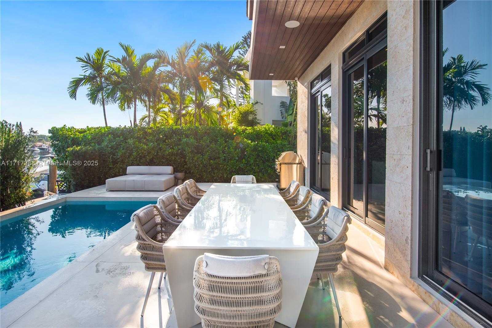 Small Image of 12575 PALM RD, North Miami Number 14