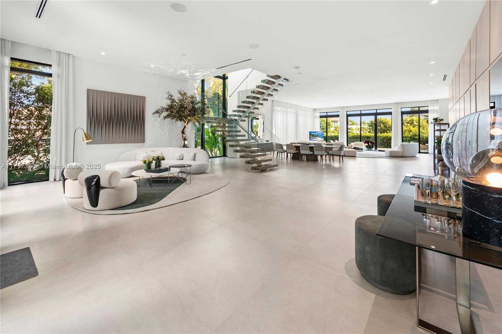 Small Image of 12575 PALM RD, North Miami Number 15