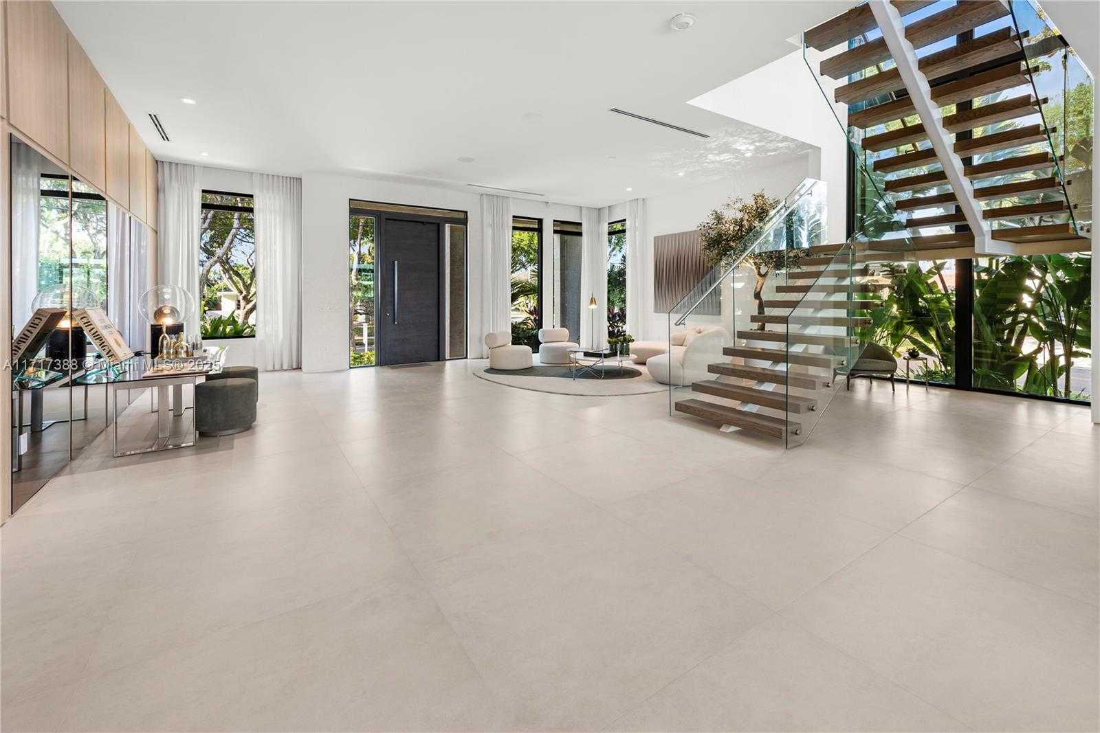 Small Image of 12575 PALM RD, North Miami Number 16
