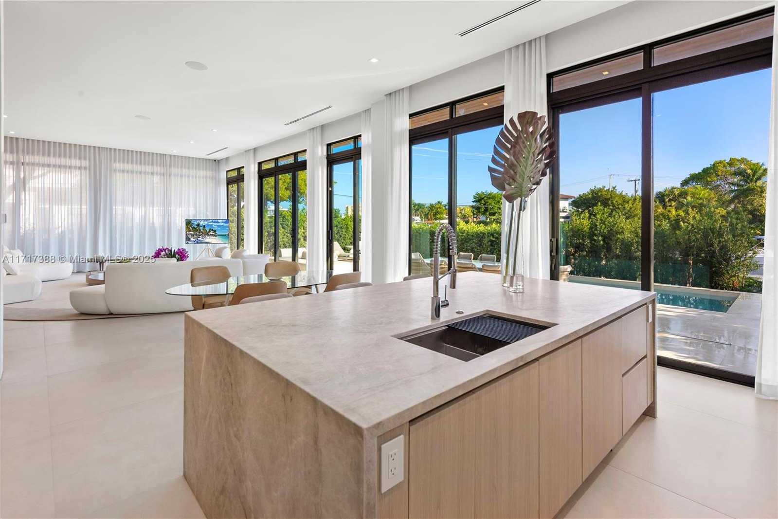 Small Image of 12575 PALM RD, North Miami Number 27
