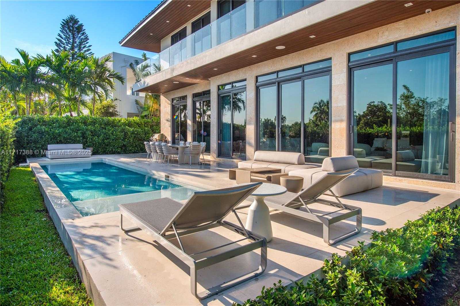 Small Image of 12575 PALM RD, North Miami Number 3