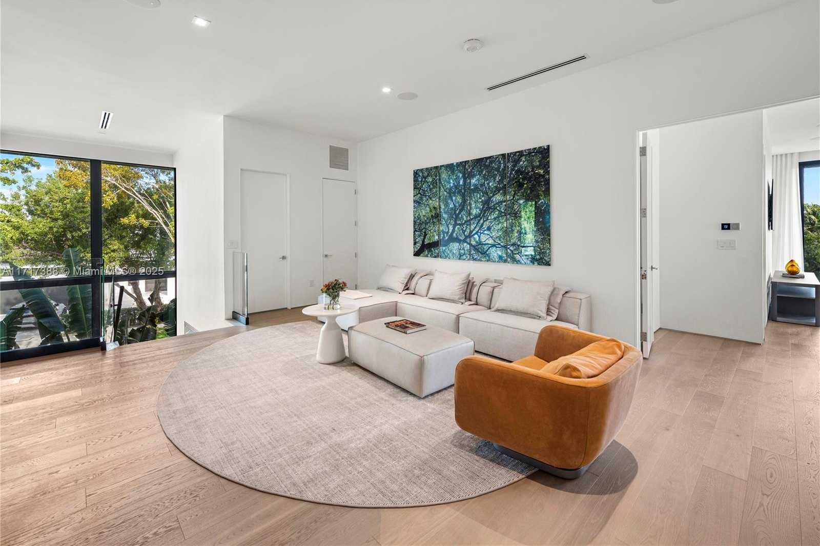 Small Image of 12575 PALM RD, North Miami Number 37
