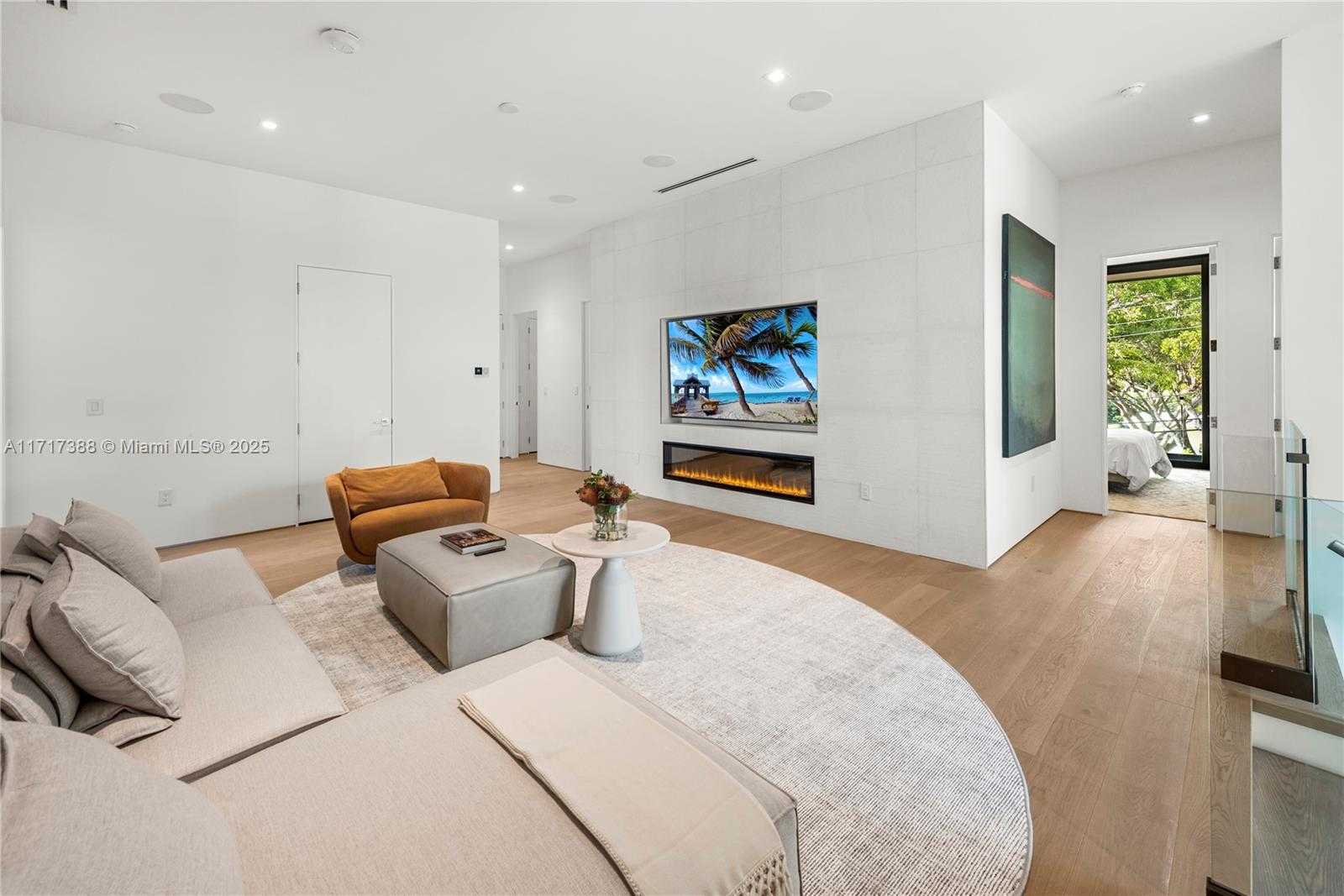 Small Image of 12575 PALM RD, North Miami Number 39