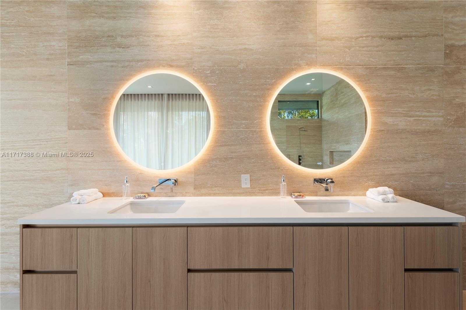 Small Image of 12575 PALM RD, North Miami Number 47