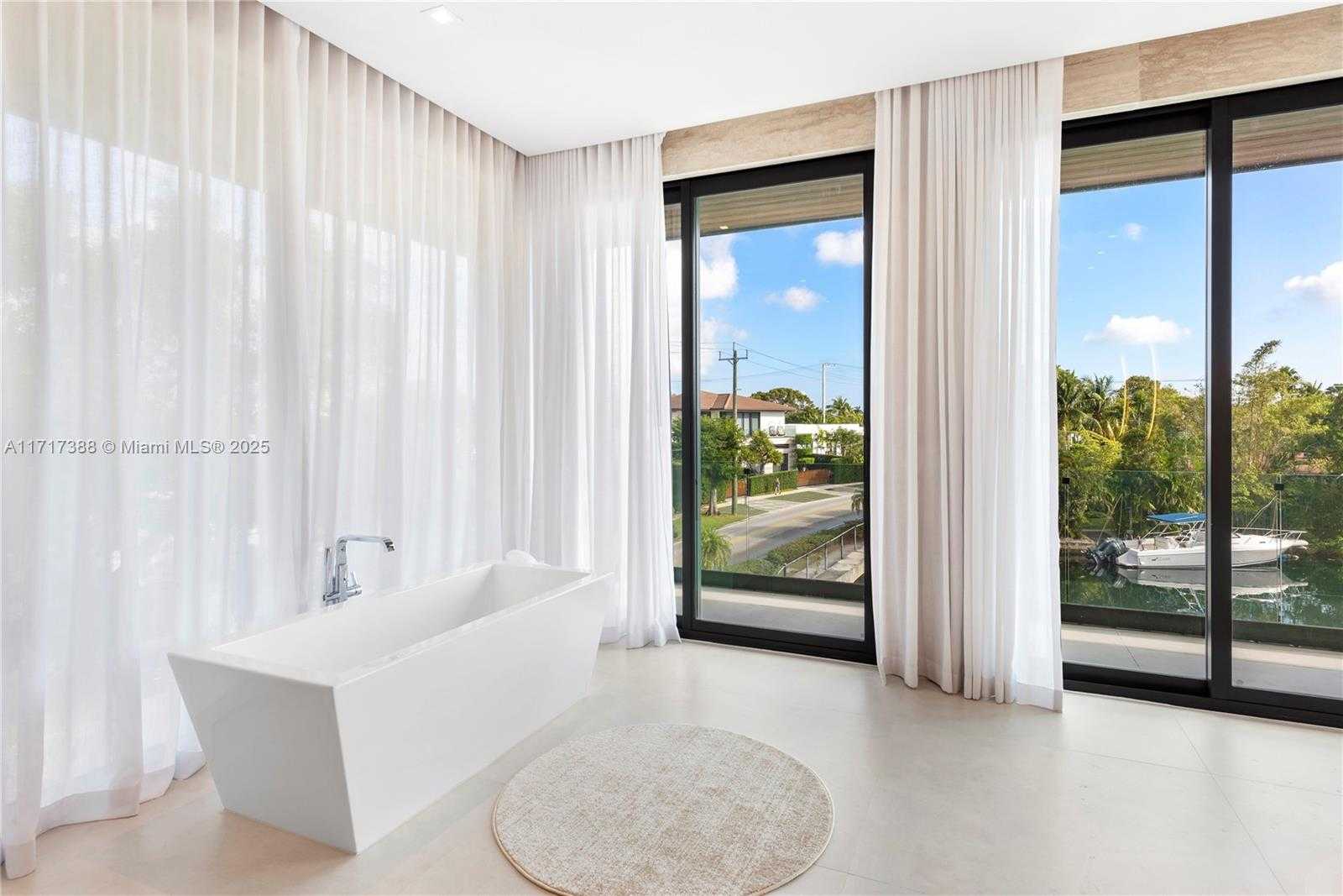 Small Image of 12575 PALM RD, North Miami Number 50