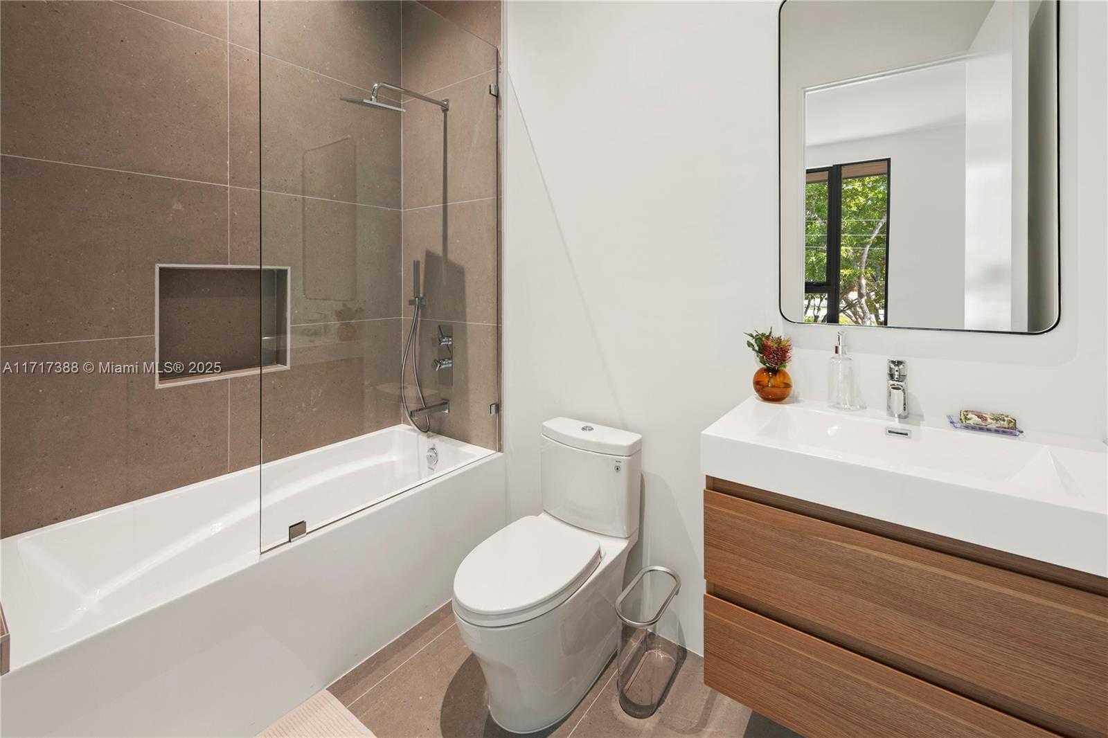 Small Image of 12575 PALM RD, North Miami Number 55