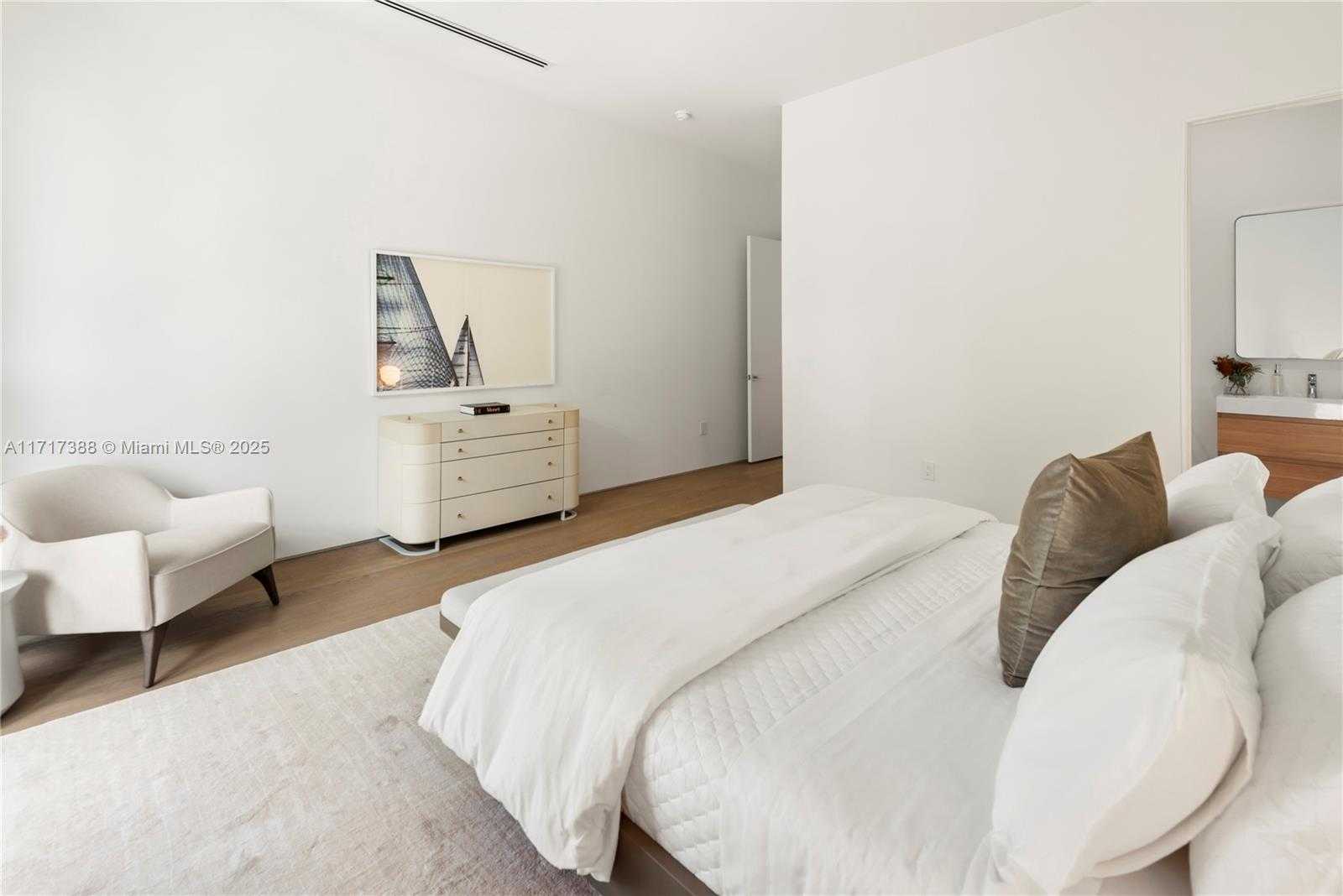 Small Image of 12575 PALM RD, North Miami Number 57