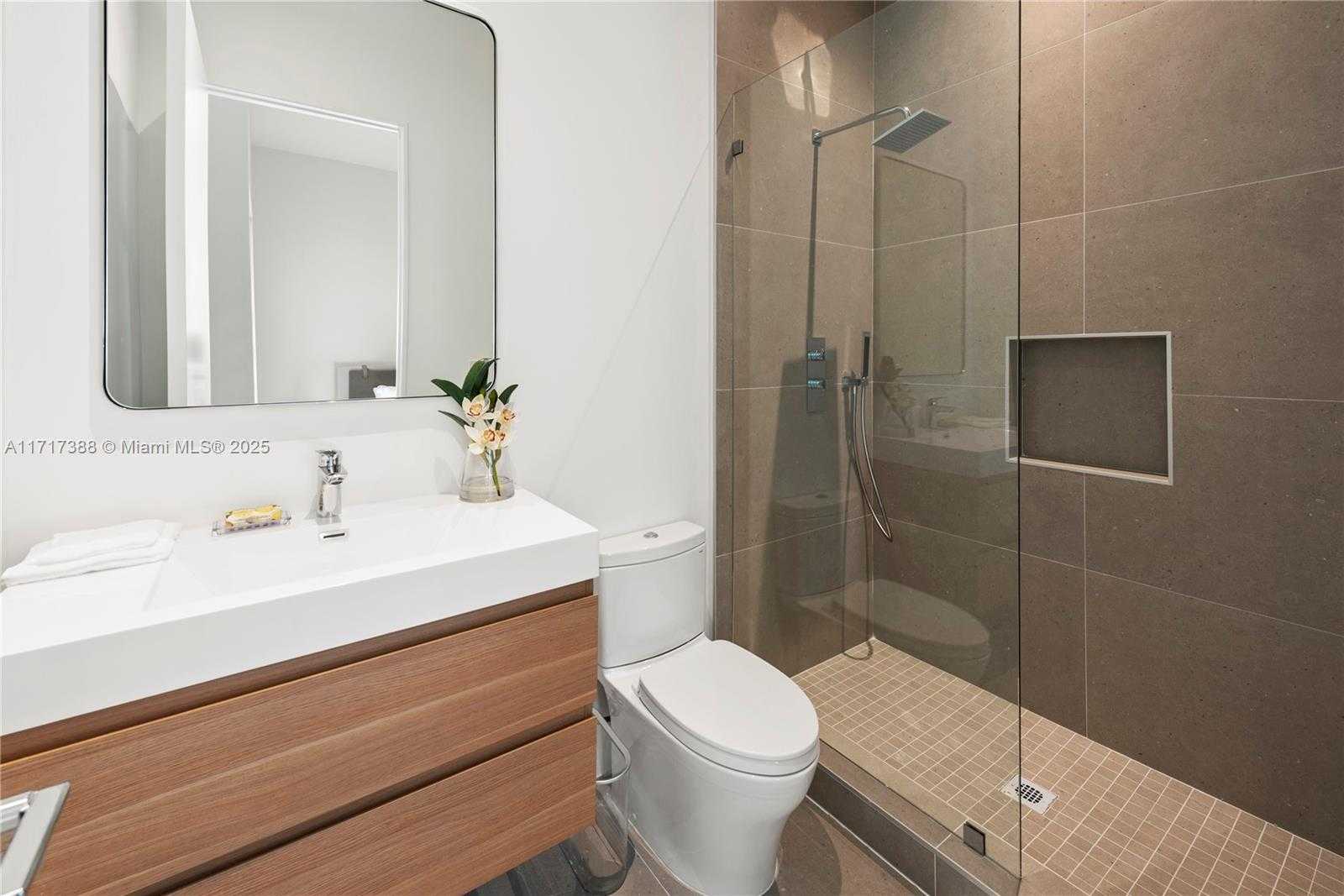 Small Image of 12575 PALM RD, North Miami Number 58