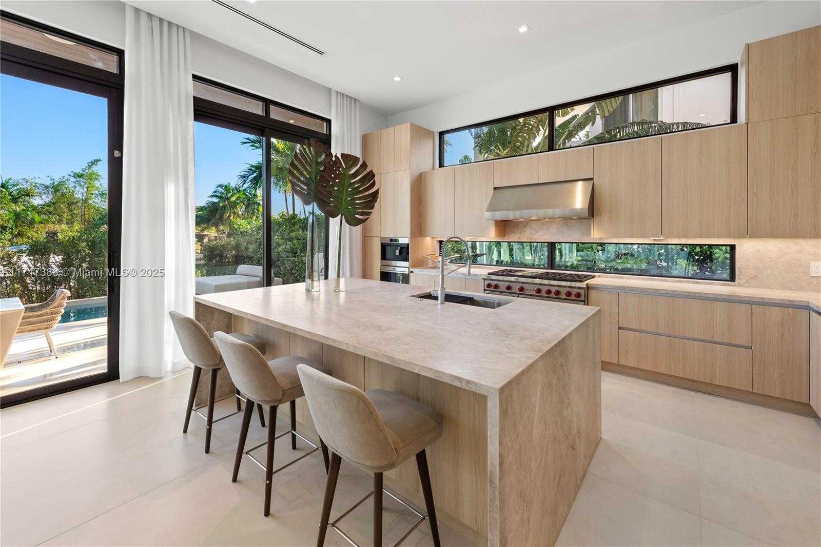 Small Image of 12575 PALM RD, North Miami Number 6