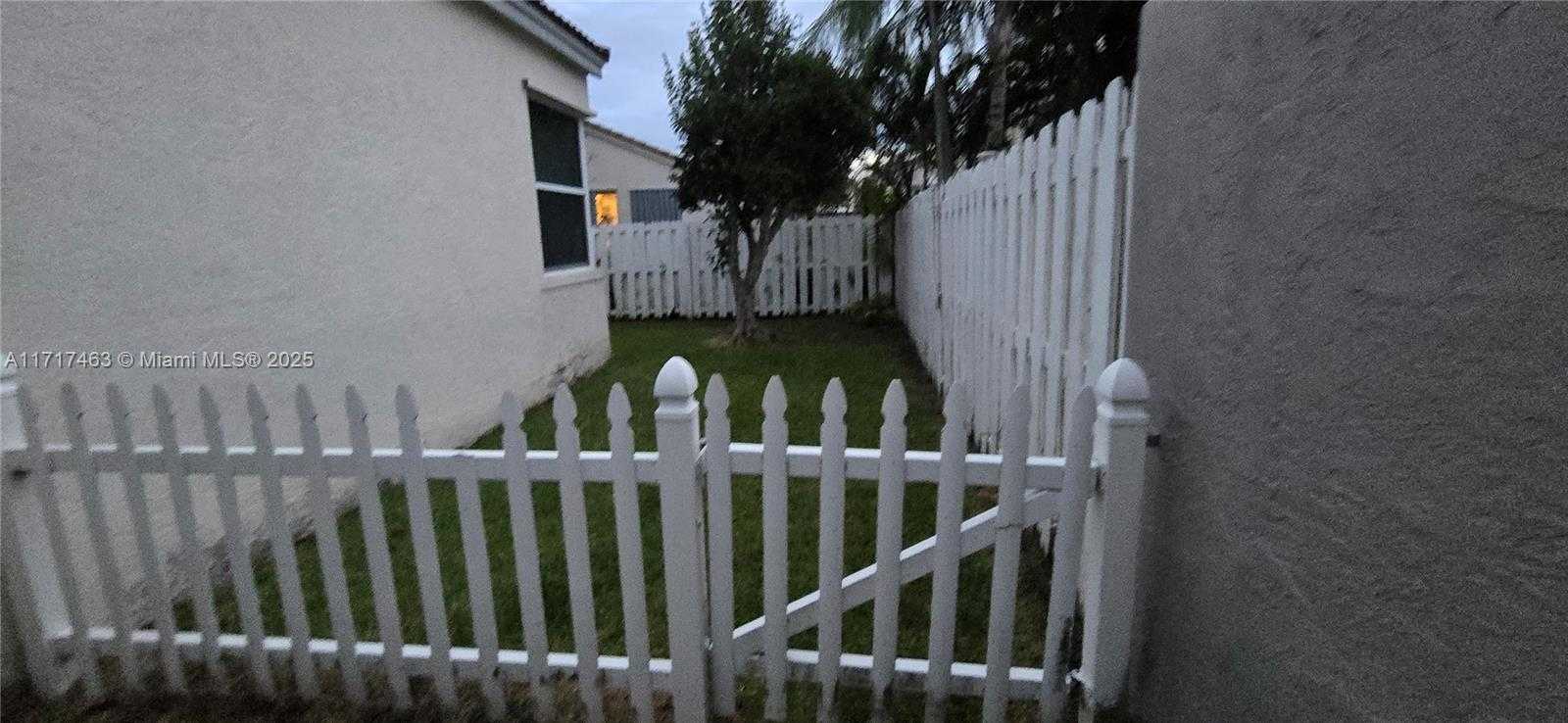 Small Image of 15750, Pembroke Pines Number 15