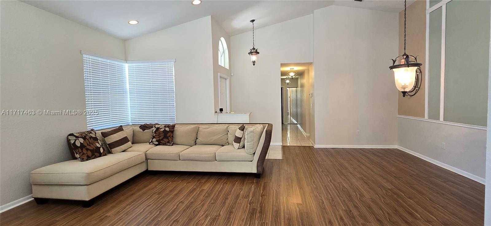 Small Image of 15750, Pembroke Pines Number 19