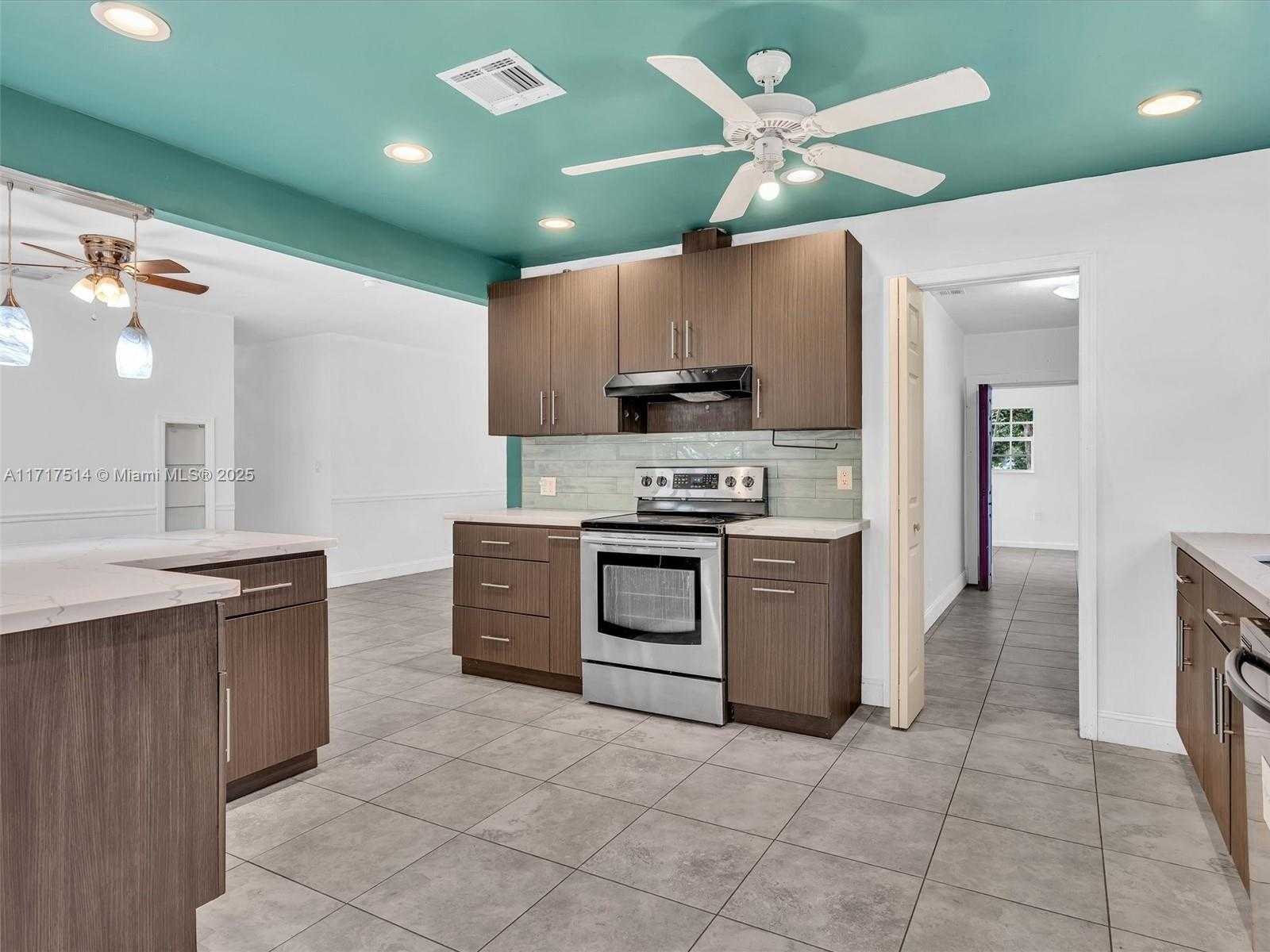Small Image of 521 SOUTH WEST 68TH TER, Pembroke Pines Number 10